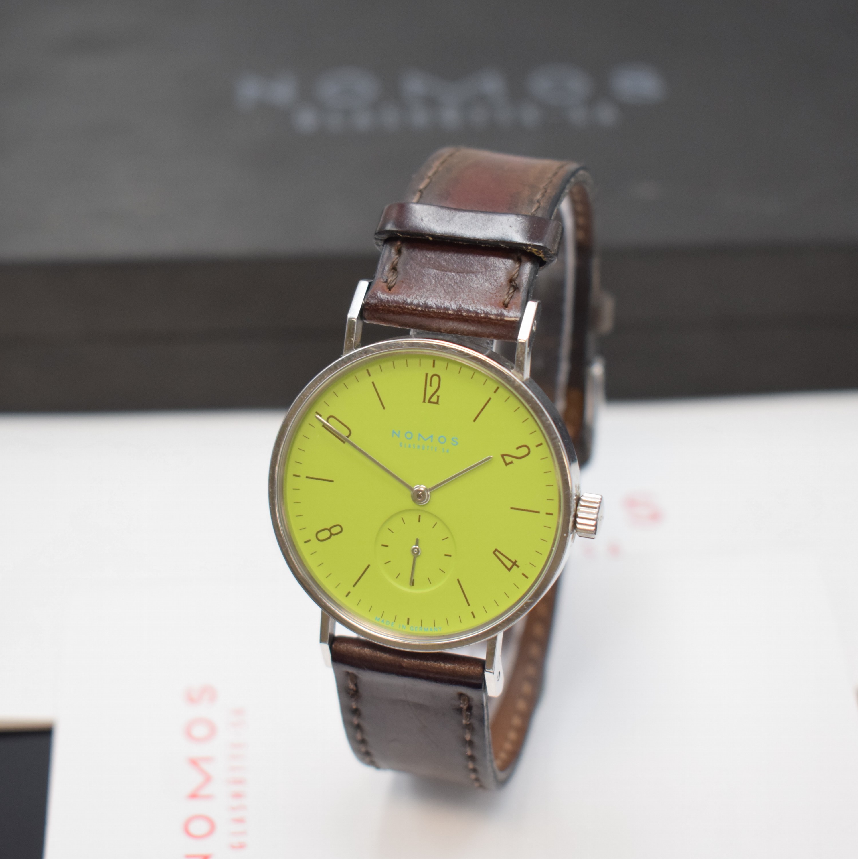 NOMOS Tangente Super30 auf 100 Stück limitierte Armbanduhr, Deutschland verk. lt. Pap. 09/2004, Handaufzug, beids. vergl. Geh., Boden aufgedr., ...