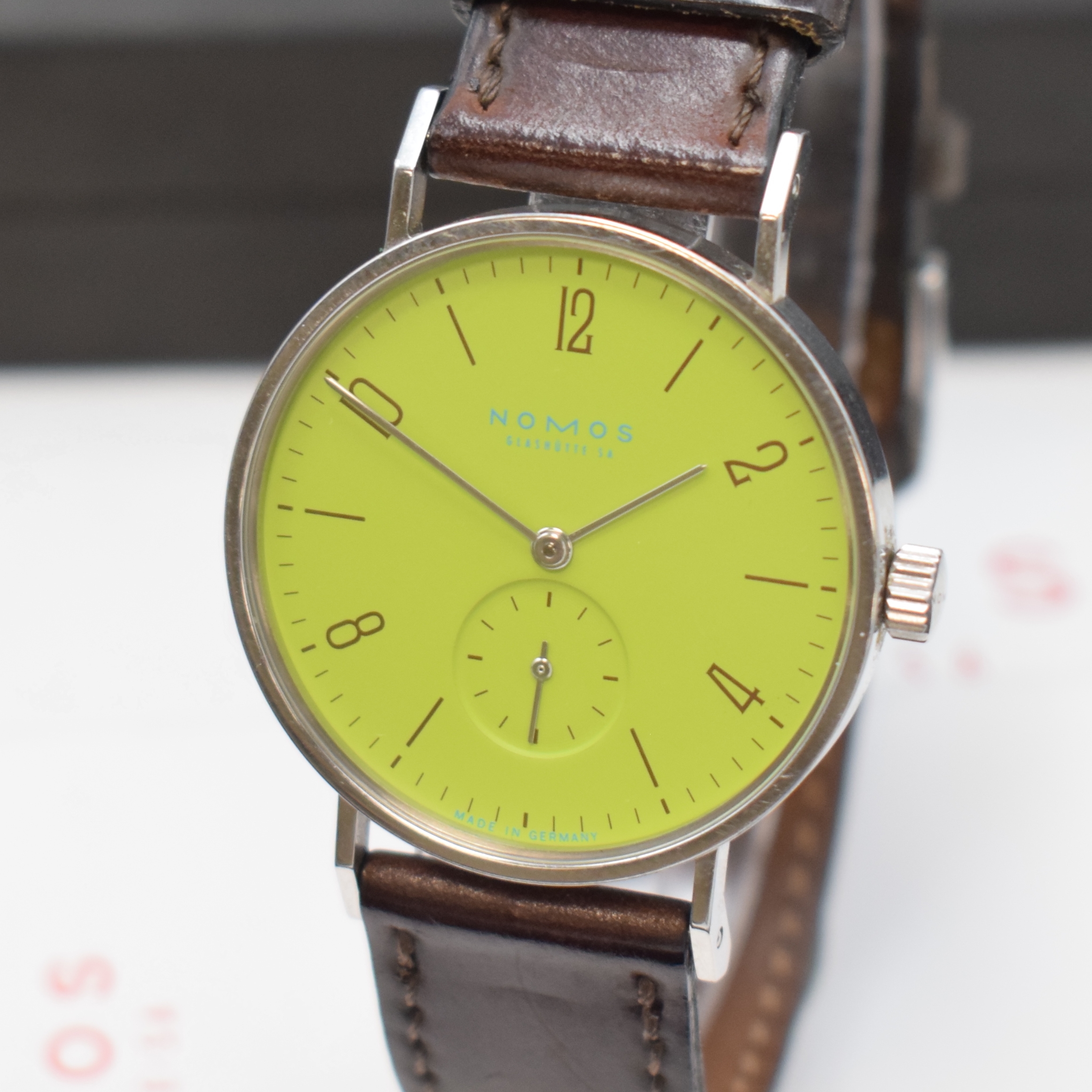 Detail a: NOMOS Tangente Super30 auf 100 Stück limitierte Armbanduhr, Deutschland verk. lt. Pap. 09/2004, Handaufzug, beids. vergl. Geh., Boden aufgedr., ...