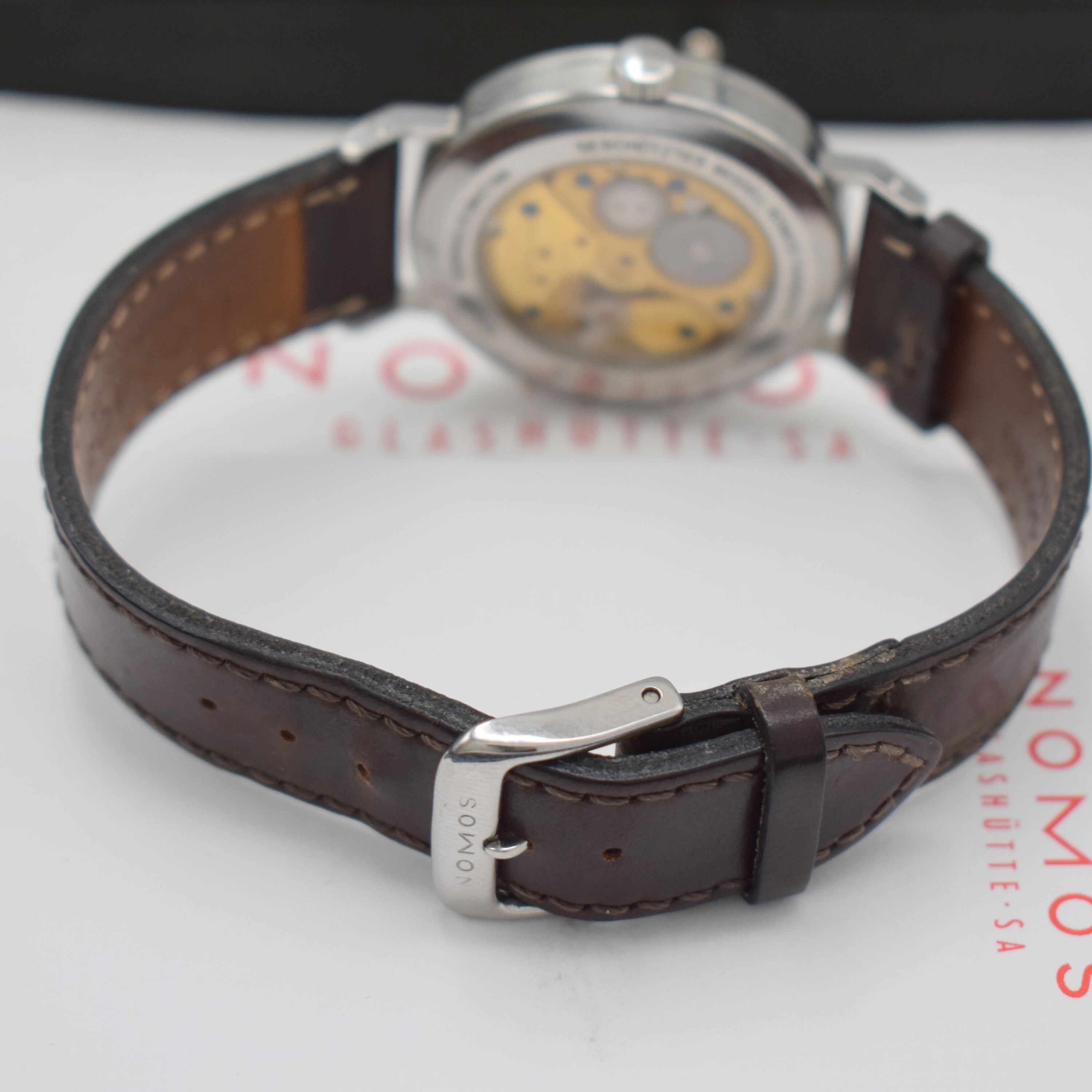 Detail b: NOMOS Tangente Super30 auf 100 Stück limitierte Armbanduhr, Deutschland verk. lt. Pap. 09/2004, Handaufzug, beids. vergl. Geh., Boden aufgedr., ...