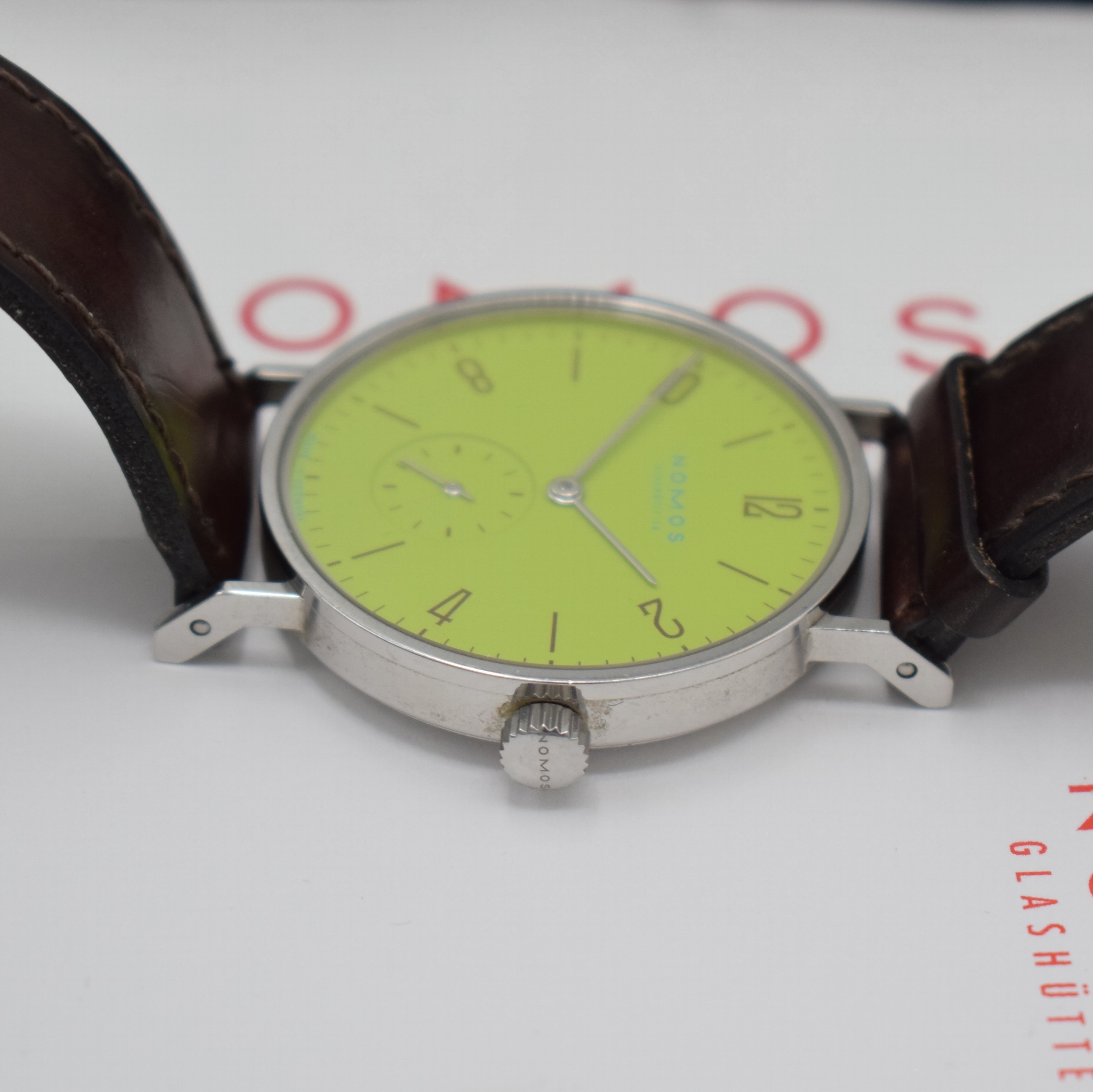 Detail c: NOMOS Tangente Super30 auf 100 Stück limitierte Armbanduhr, Deutschland verk. lt. Pap. 09/2004, Handaufzug, beids. vergl. Geh., Boden aufgedr., ...