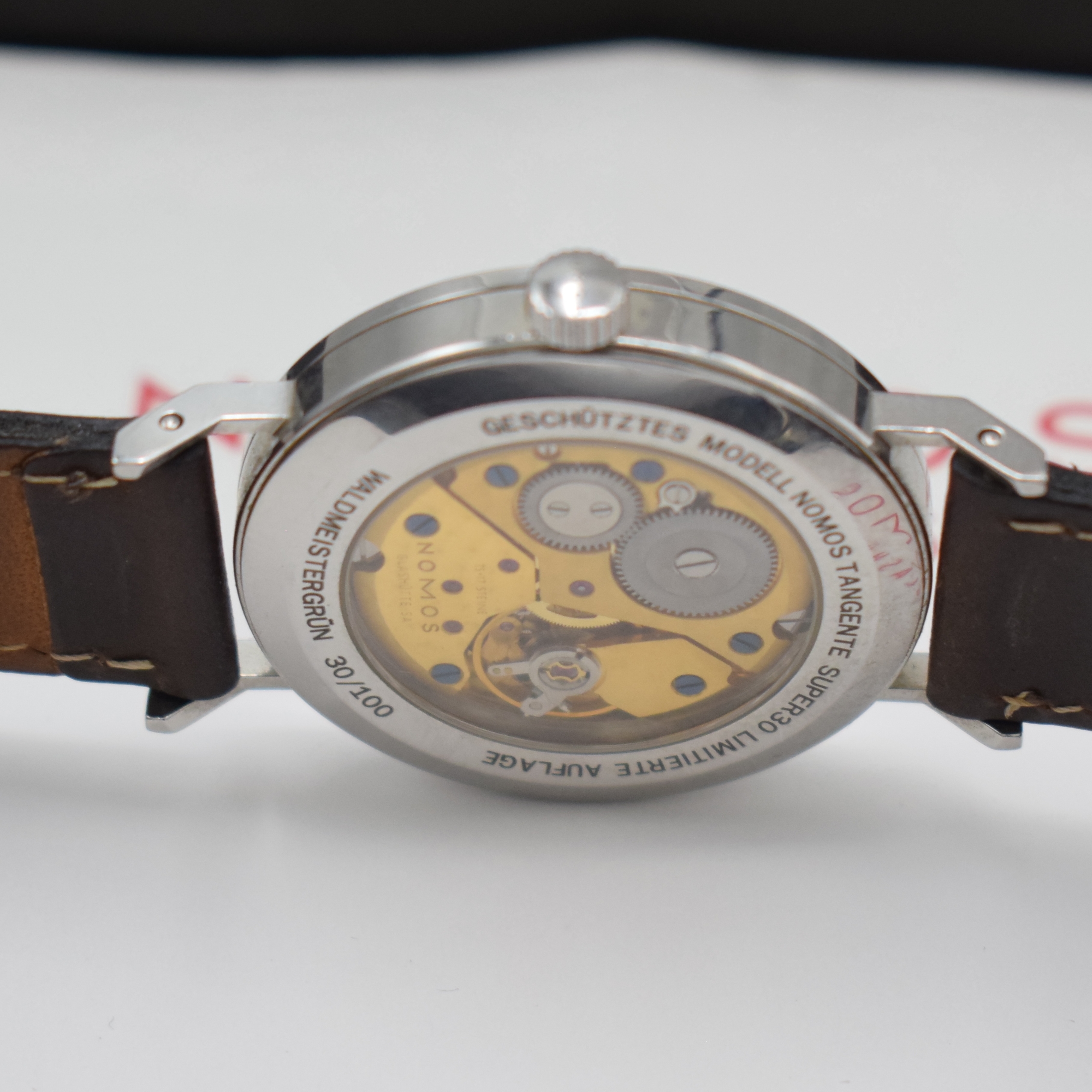 Detail d: NOMOS Tangente Super30 auf 100 Stück limitierte Armbanduhr, Deutschland verk. lt. Pap. 09/2004, Handaufzug, beids. vergl. Geh., Boden aufgedr., ...