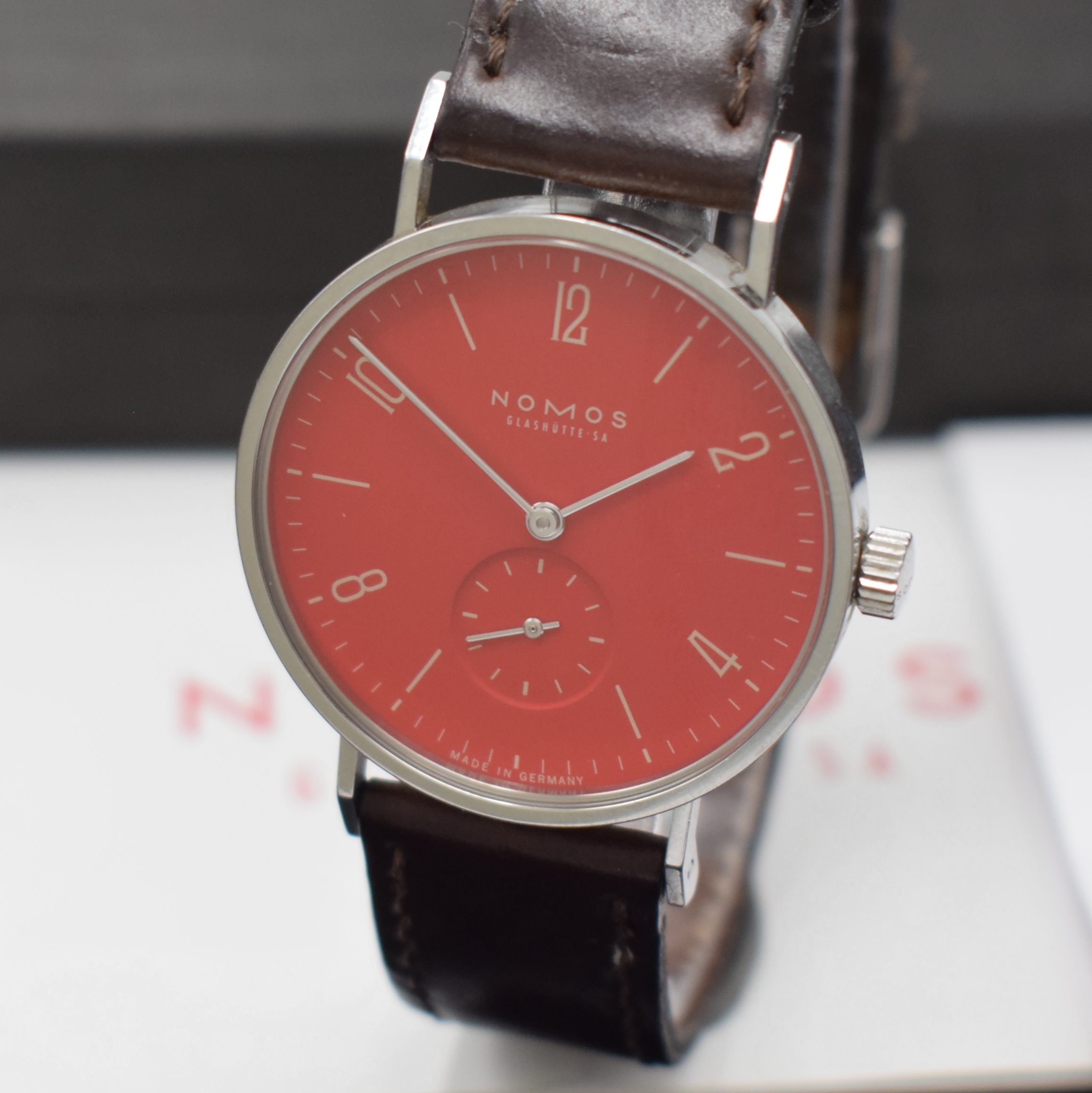 Detail a: NOMOS Tangente Super30 auf 100 Stück limitierte Armbanduhr, Deutschland verk. lt. Pap. 09/2004, Handaufzug, Edelstahlgeh., beids. vergl., Boden ...