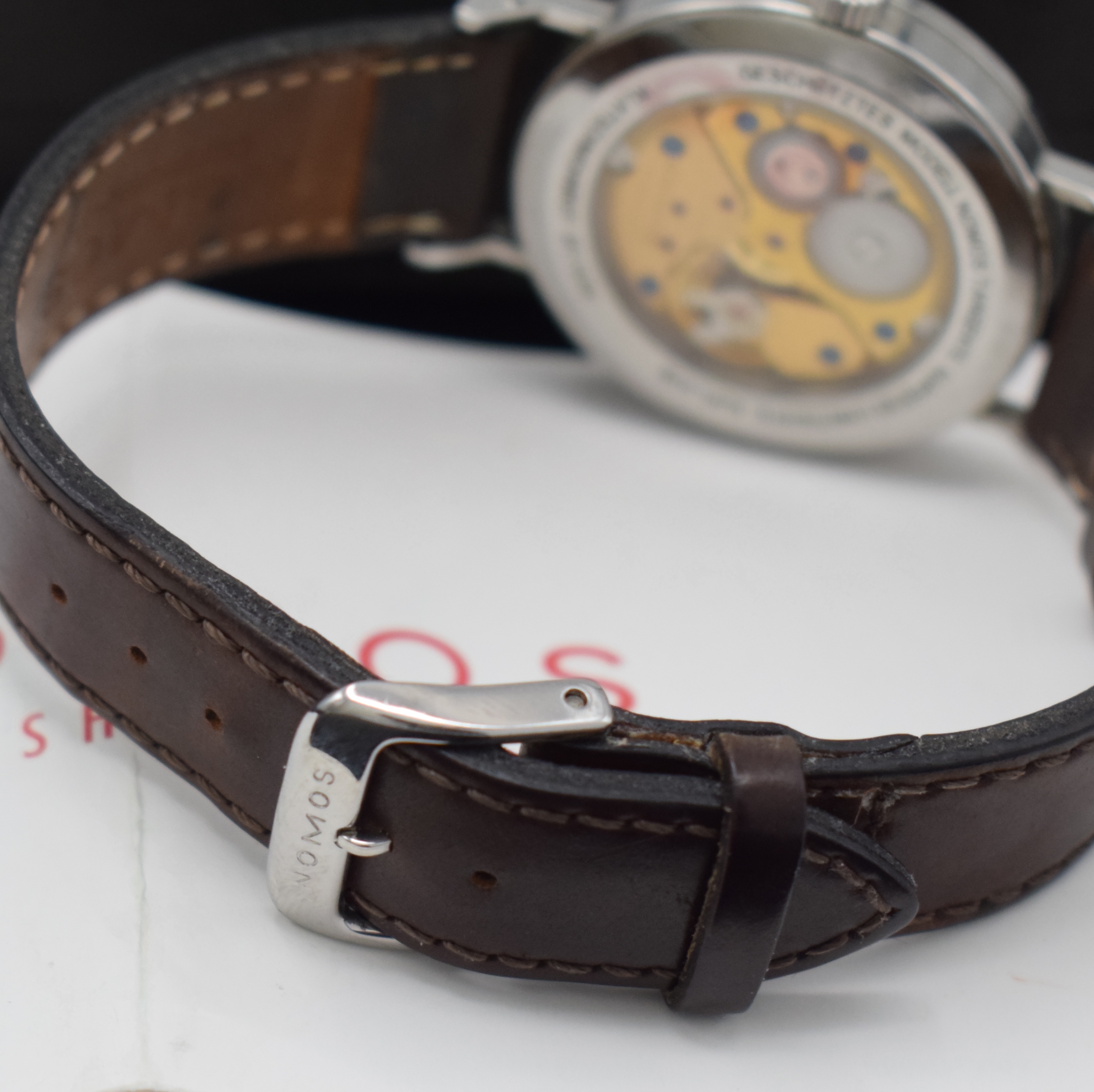 Detail b: NOMOS Tangente Super30 auf 100 Stück limitierte Armbanduhr, Deutschland verk. lt. Pap. 09/2004, Handaufzug, Edelstahlgeh., beids. vergl., Boden ...