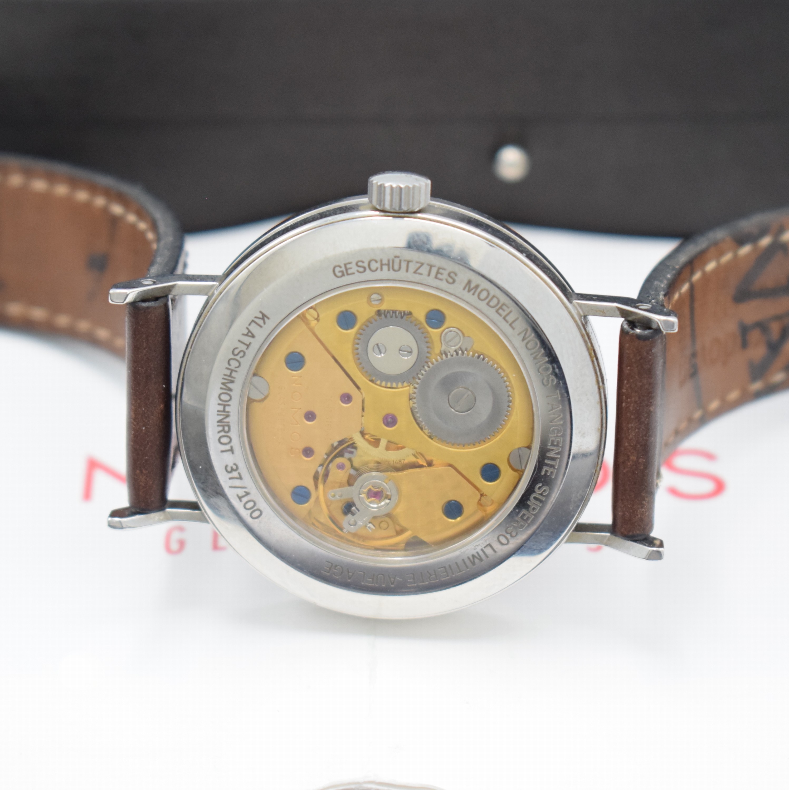 Detail d: NOMOS Tangente Super30 auf 100 Stück limitierte Armbanduhr, Deutschland verk. lt. Pap. 09/2004, Handaufzug, Edelstahlgeh., beids. vergl., Boden ...