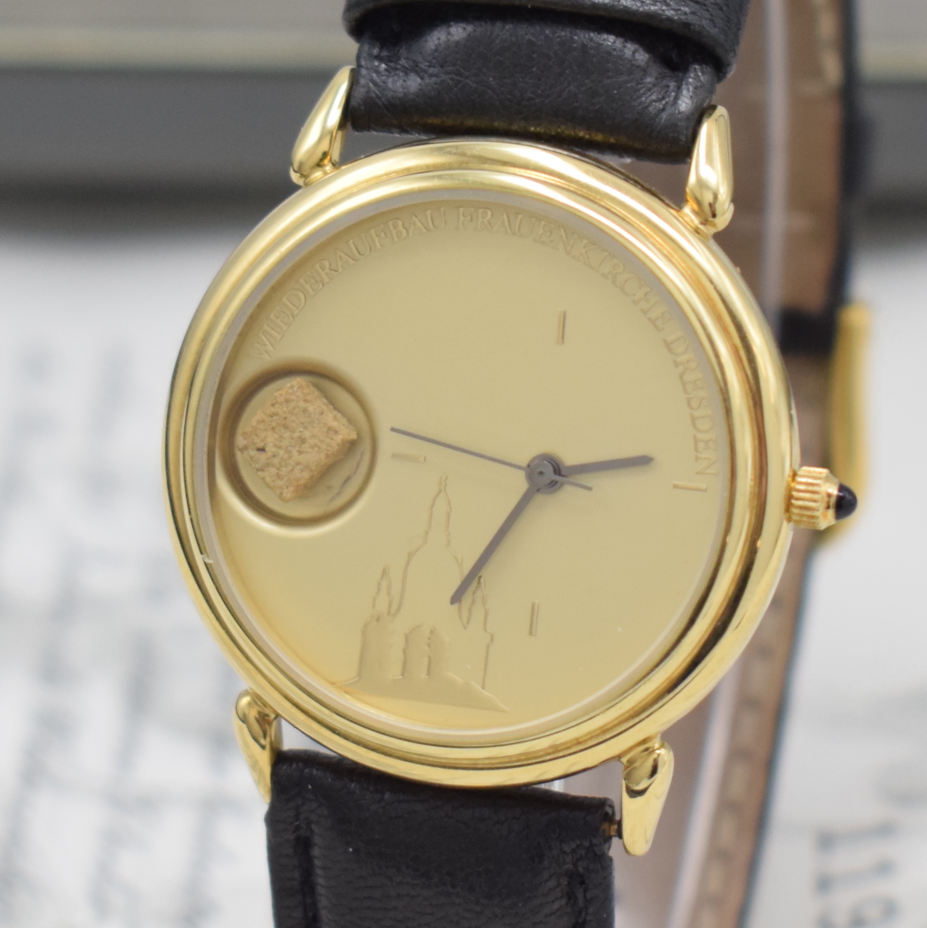 Detail a: Auf 3.000 limitierte Armbanduhr "Wiederaufbau Frauenkirche Dresden" in GG 585/000, Deutschland um 1993, quarz, Boden aufgedr., Schmuckkrone ...