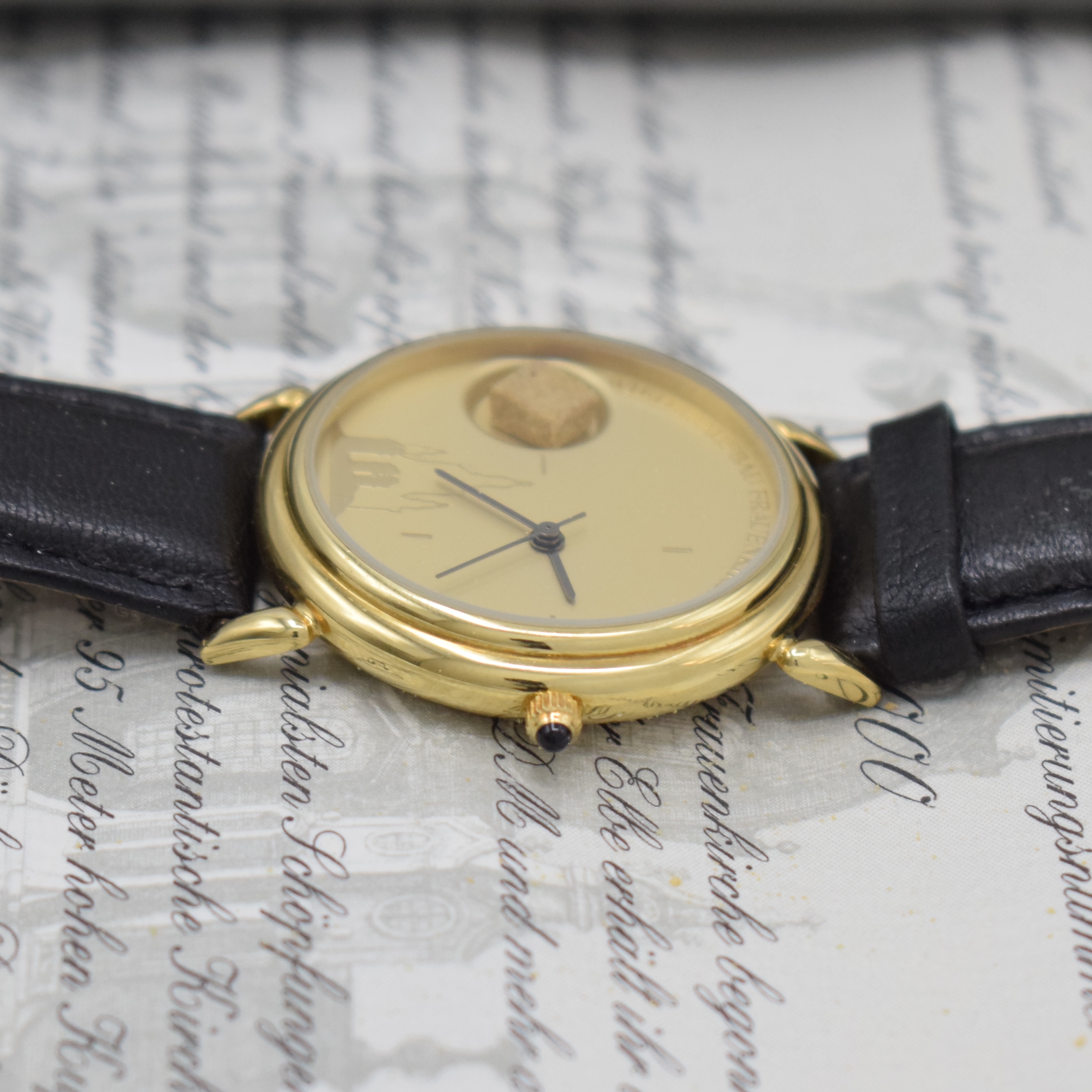 Detail b: Auf 3.000 limitierte Armbanduhr "Wiederaufbau Frauenkirche Dresden" in GG 585/000, Deutschland um 1993, quarz, Boden aufgedr., Schmuckkrone ...
