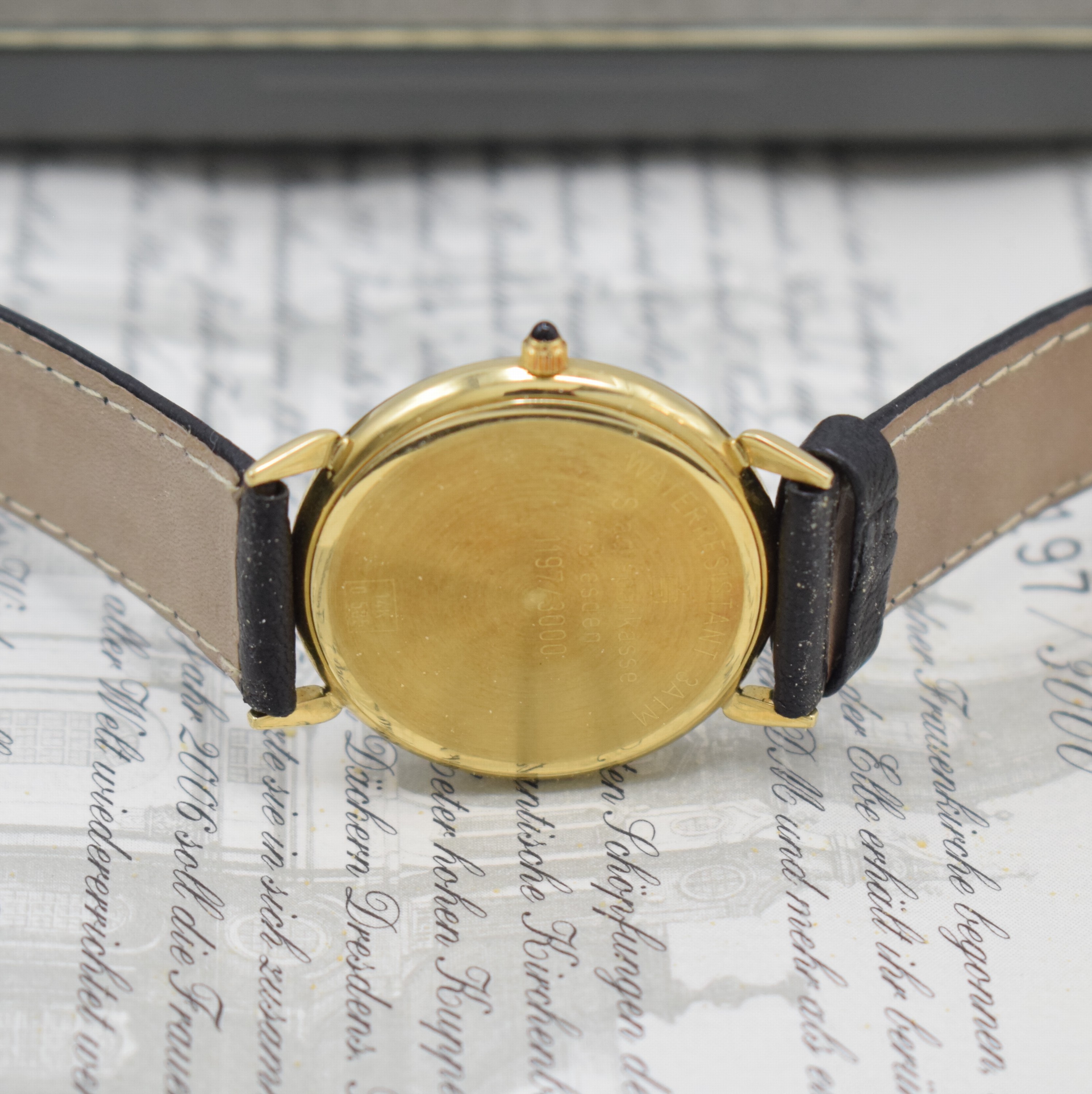 Detail c: Auf 3.000 limitierte Armbanduhr "Wiederaufbau Frauenkirche Dresden" in GG 585/000, Deutschland um 1993, quarz, Boden aufgedr., Schmuckkrone ...