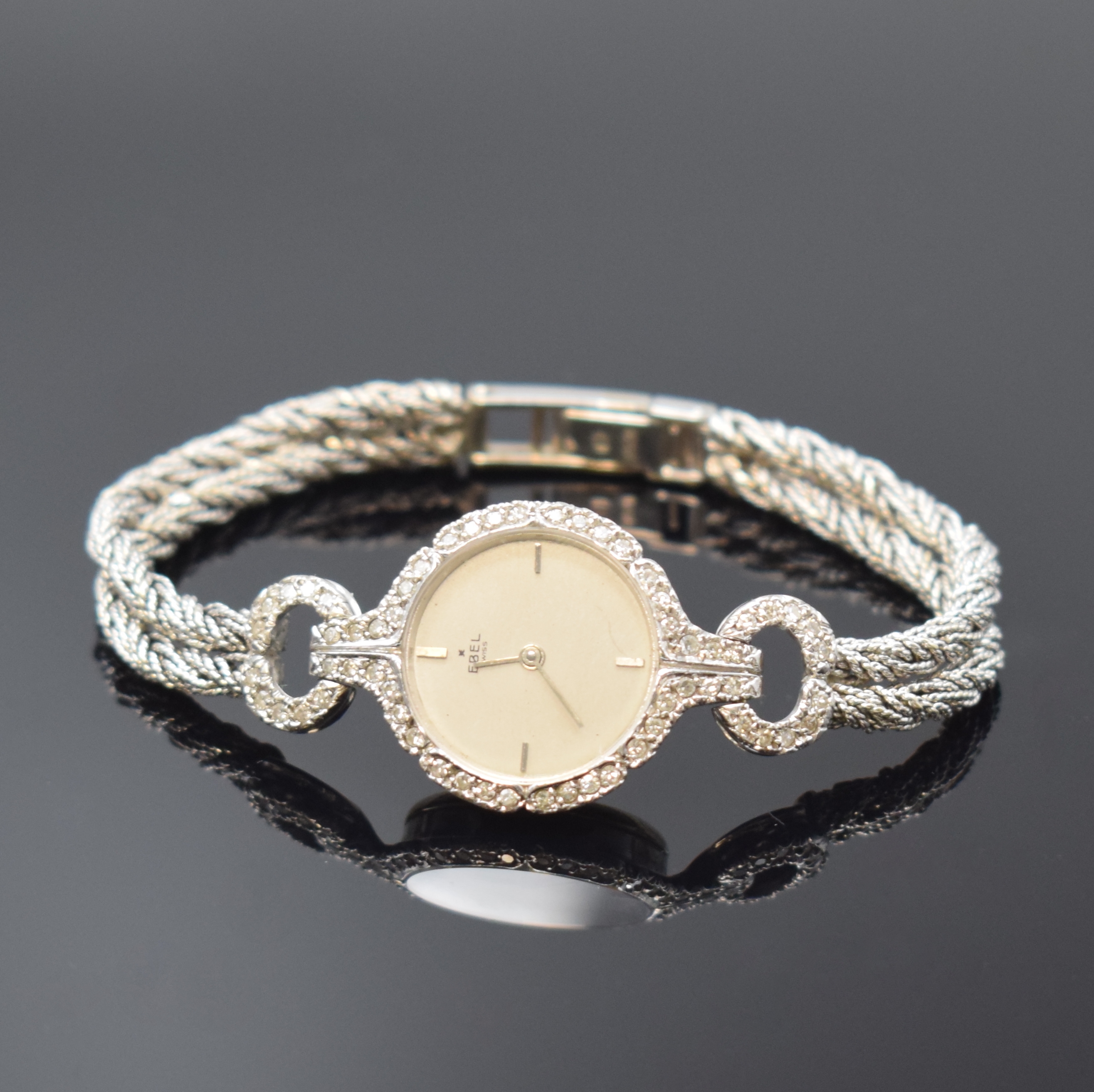 Damenarmbanduhr bezeichnet Ebel in WG 750/000 mit Diamanten, Schweiz um 1980, quarz, Boden aufgedr., silb. Zifferbl. m. 4 aufges. Indizes altersbed. ...