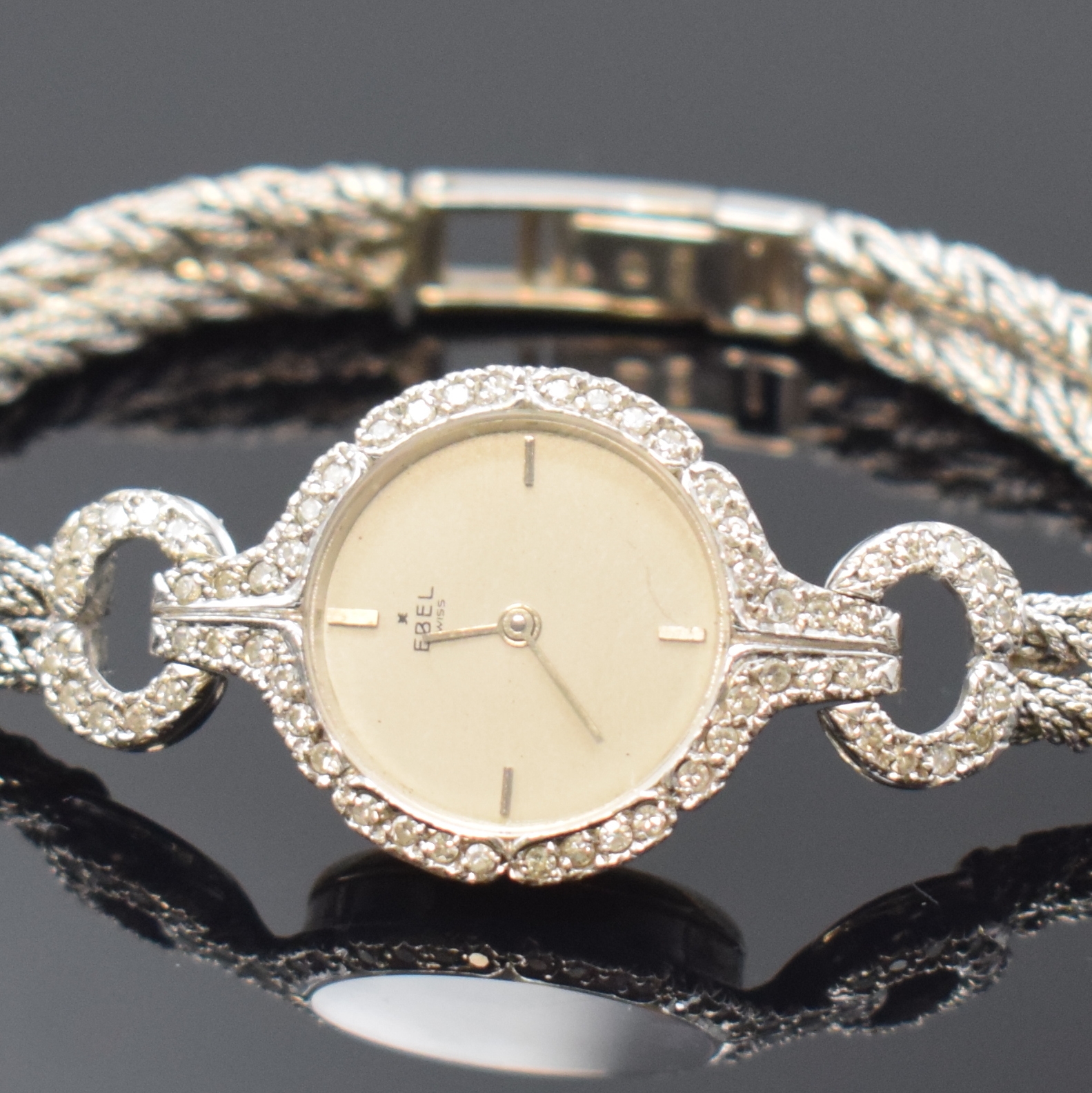Detail a: Damenarmbanduhr bezeichnet Ebel in WG 750/000 mit Diamanten, Schweiz um 1980, quarz, Boden aufgedr., silb. Zifferbl. m. 4 aufges. Indizes altersbed. ...