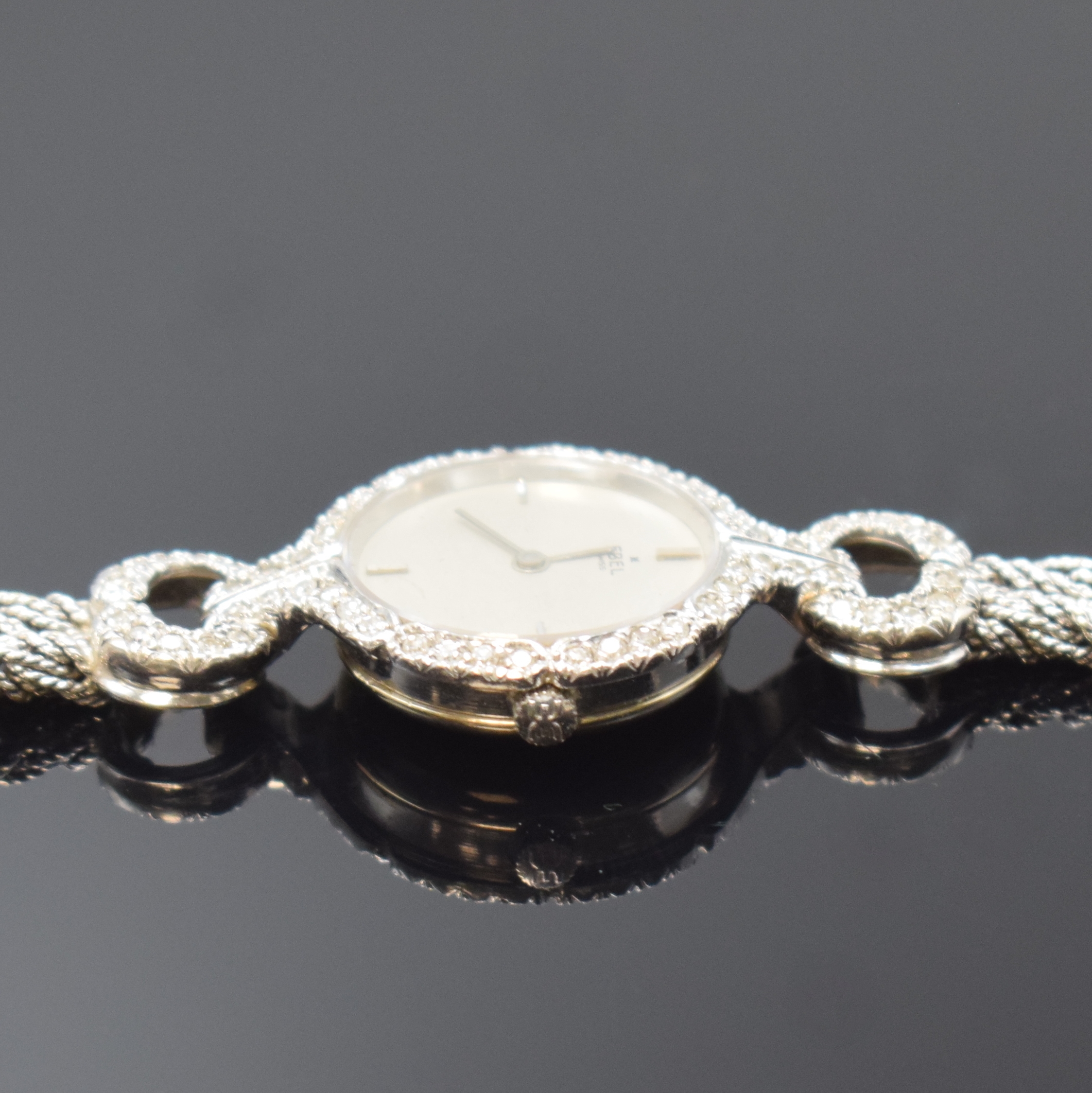 Detail c: Damenarmbanduhr bezeichnet Ebel in WG 750/000 mit Diamanten, Schweiz um 1980, quarz, Boden aufgedr., silb. Zifferbl. m. 4 aufges. Indizes altersbed. ...