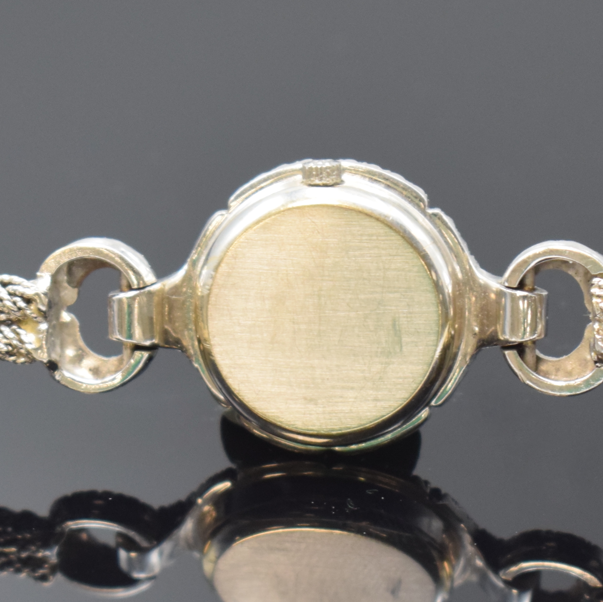 Detail d: Damenarmbanduhr bezeichnet Ebel in WG 750/000 mit Diamanten, Schweiz um 1980, quarz, Boden aufgedr., silb. Zifferbl. m. 4 aufges. Indizes altersbed. ...