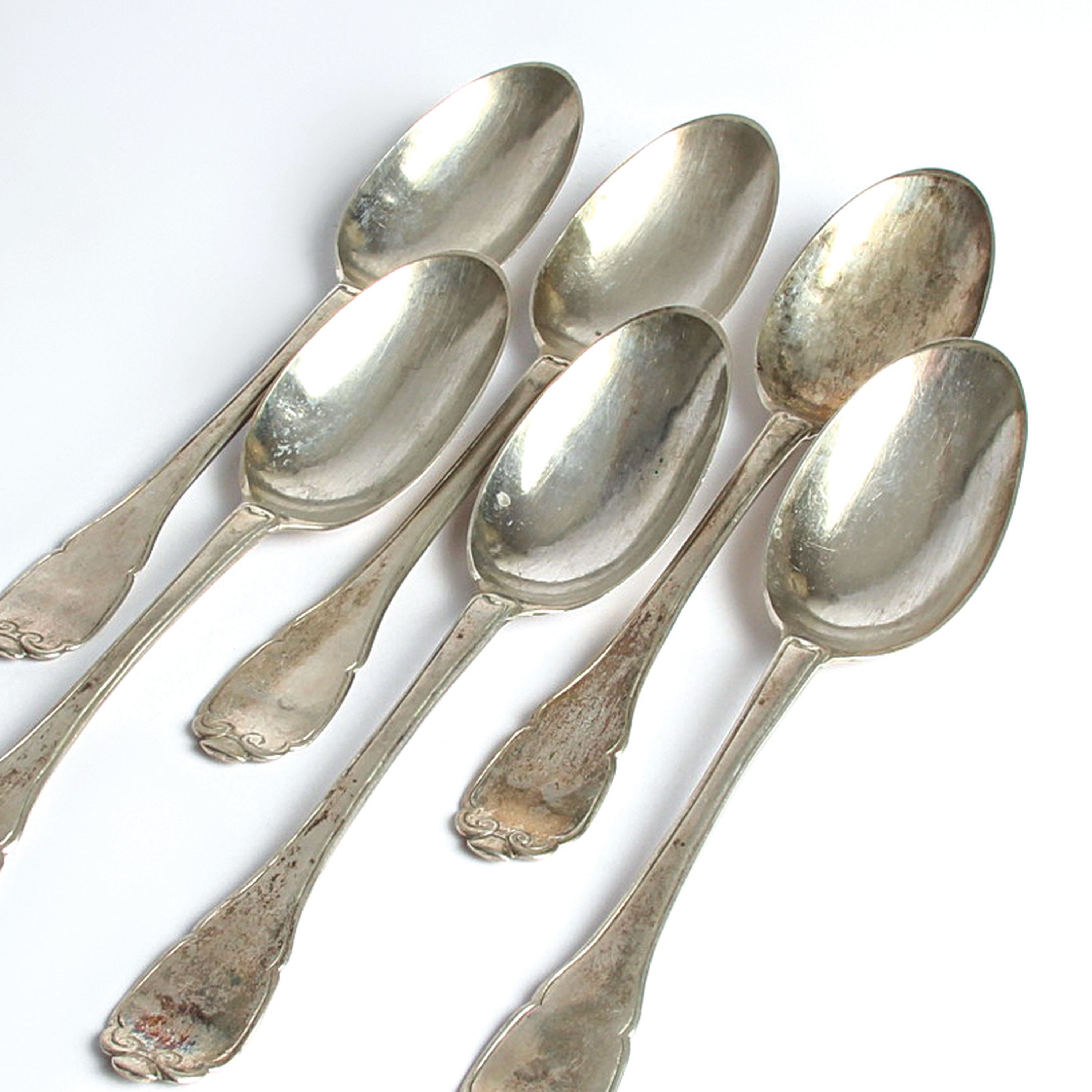 6 Speiselöffel, Meister IS, 18.Jh., 12 Lot Silber, monogrammiert PL, Meistermarke PL, Tremolierstrich, ca. 261g, L. je 18,5 cm