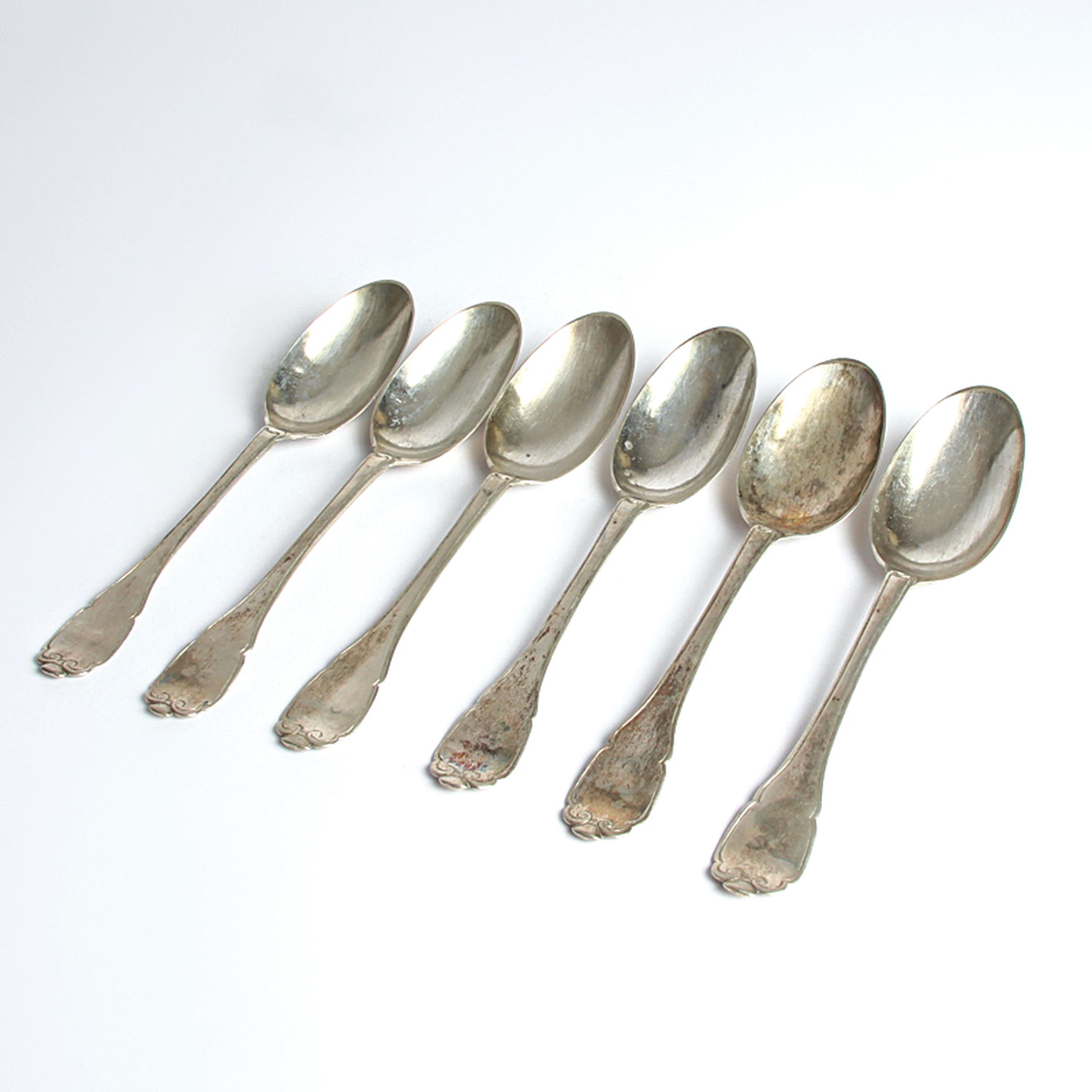 Detail a: 6 Speiselöffel, Meister IS, 18.Jh., 12 Lot Silber, monogrammiert PL, Meistermarke PL, Tremolierstrich, ca. 261g, L. je 18,5 cm