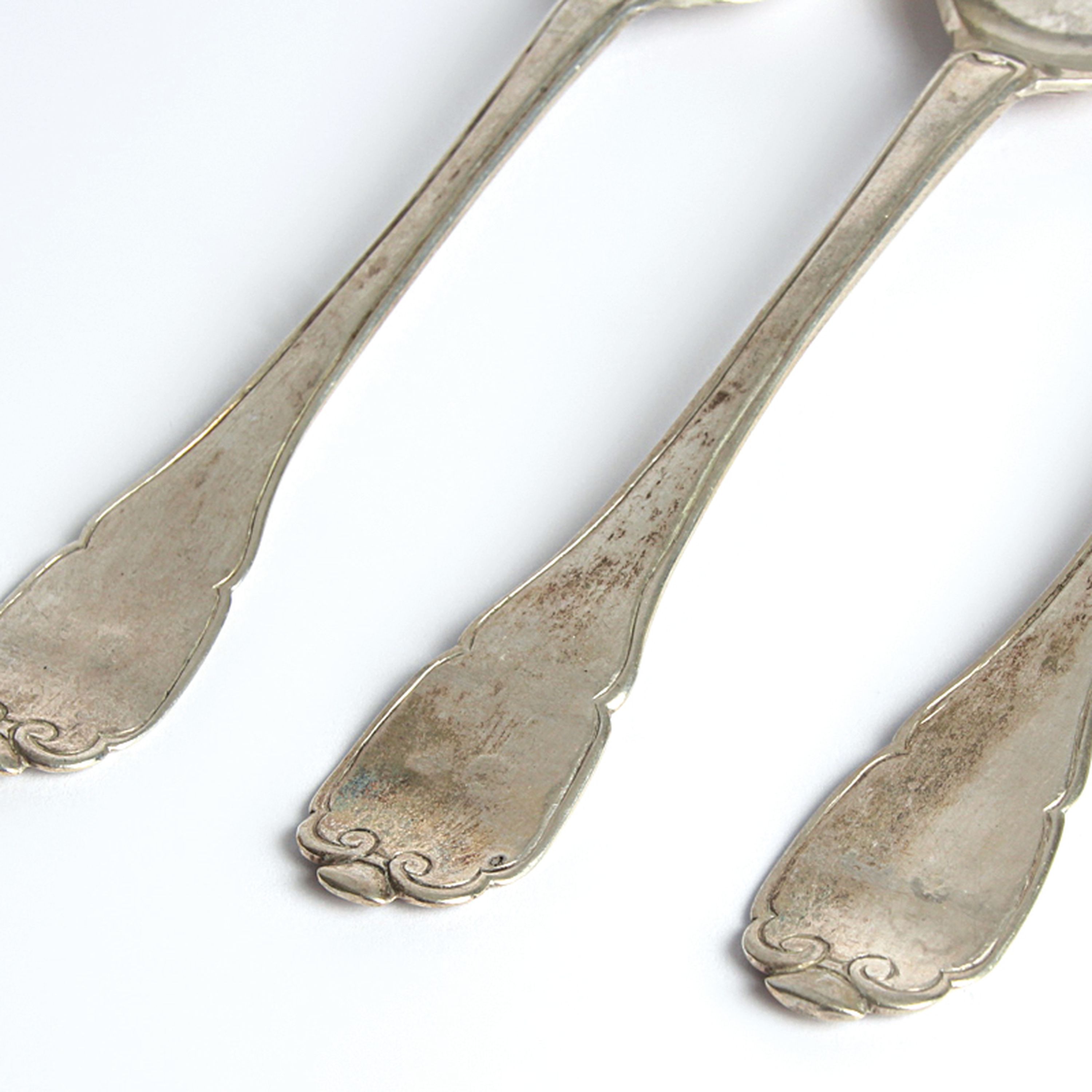 Detail b: 6 Speiselöffel, Meister IS, 18.Jh., 12 Lot Silber, monogrammiert PL, Meistermarke PL, Tremolierstrich, ca. 261g, L. je 18,5 cm