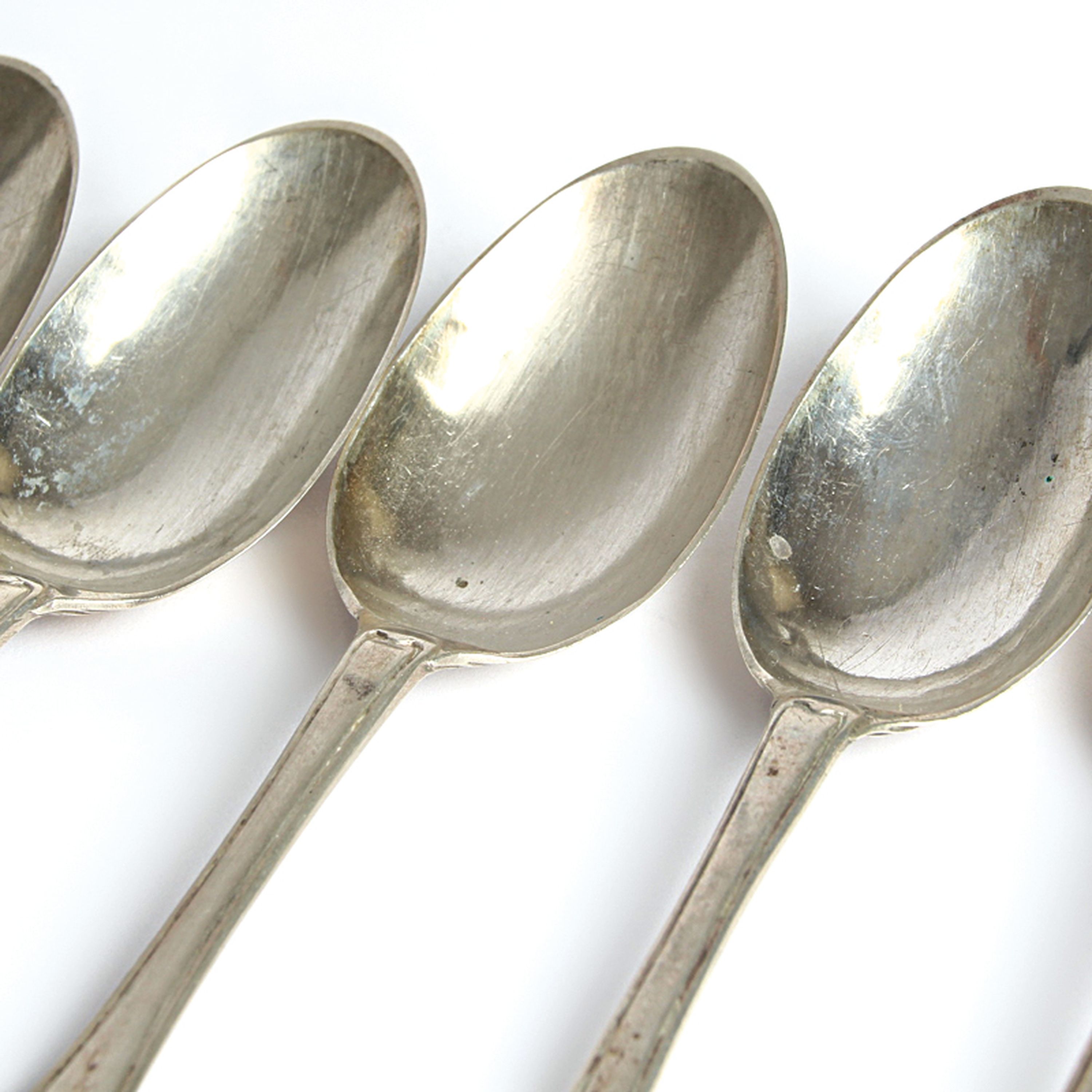 Detail c: 6 Speiselöffel, Meister IS, 18.Jh., 12 Lot Silber, monogrammiert PL, Meistermarke PL, Tremolierstrich, ca. 261g, L. je 18,5 cm