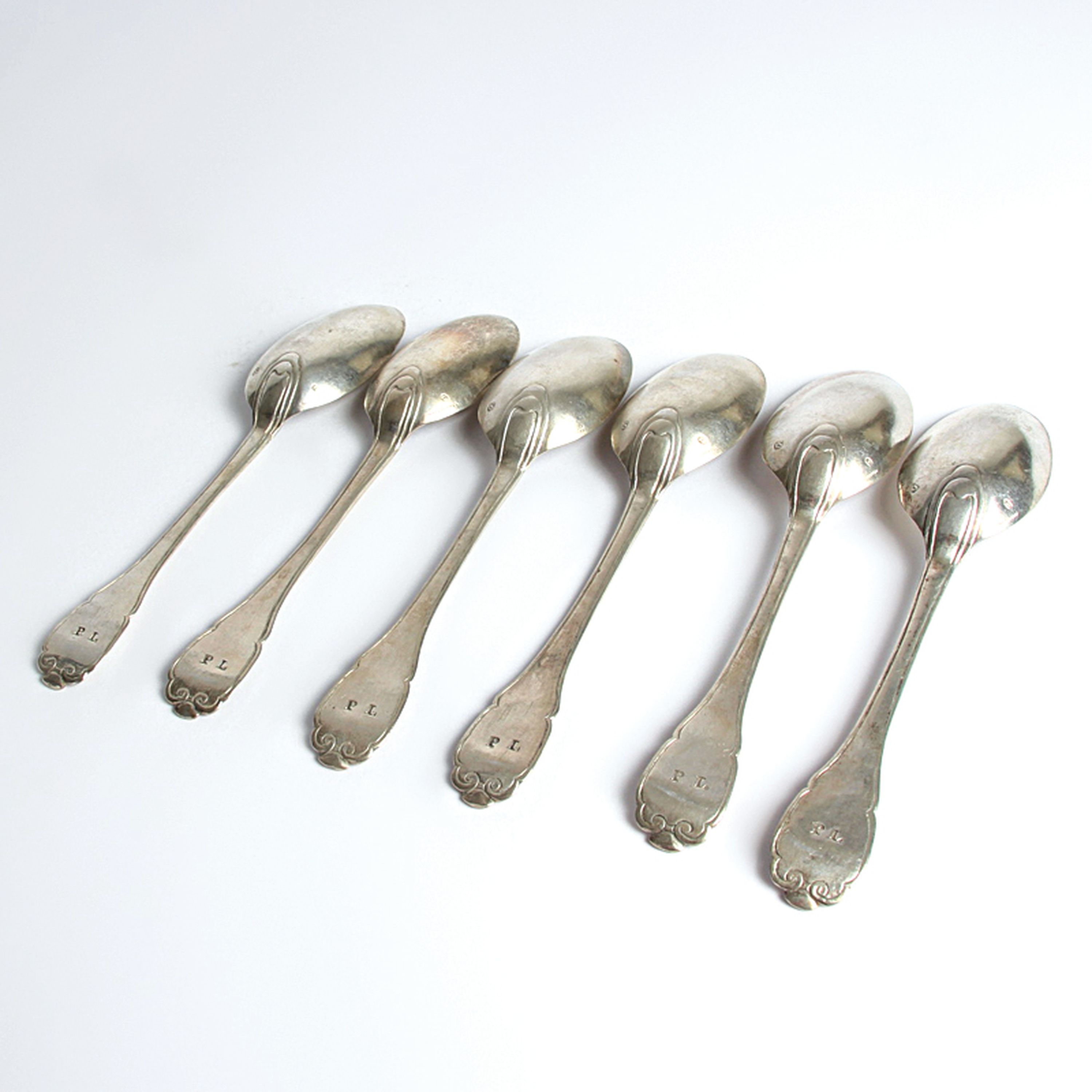 Detail d: 6 Speiselöffel, Meister IS, 18.Jh., 12 Lot Silber, monogrammiert PL, Meistermarke PL, Tremolierstrich, ca. 261g, L. je 18,5 cm