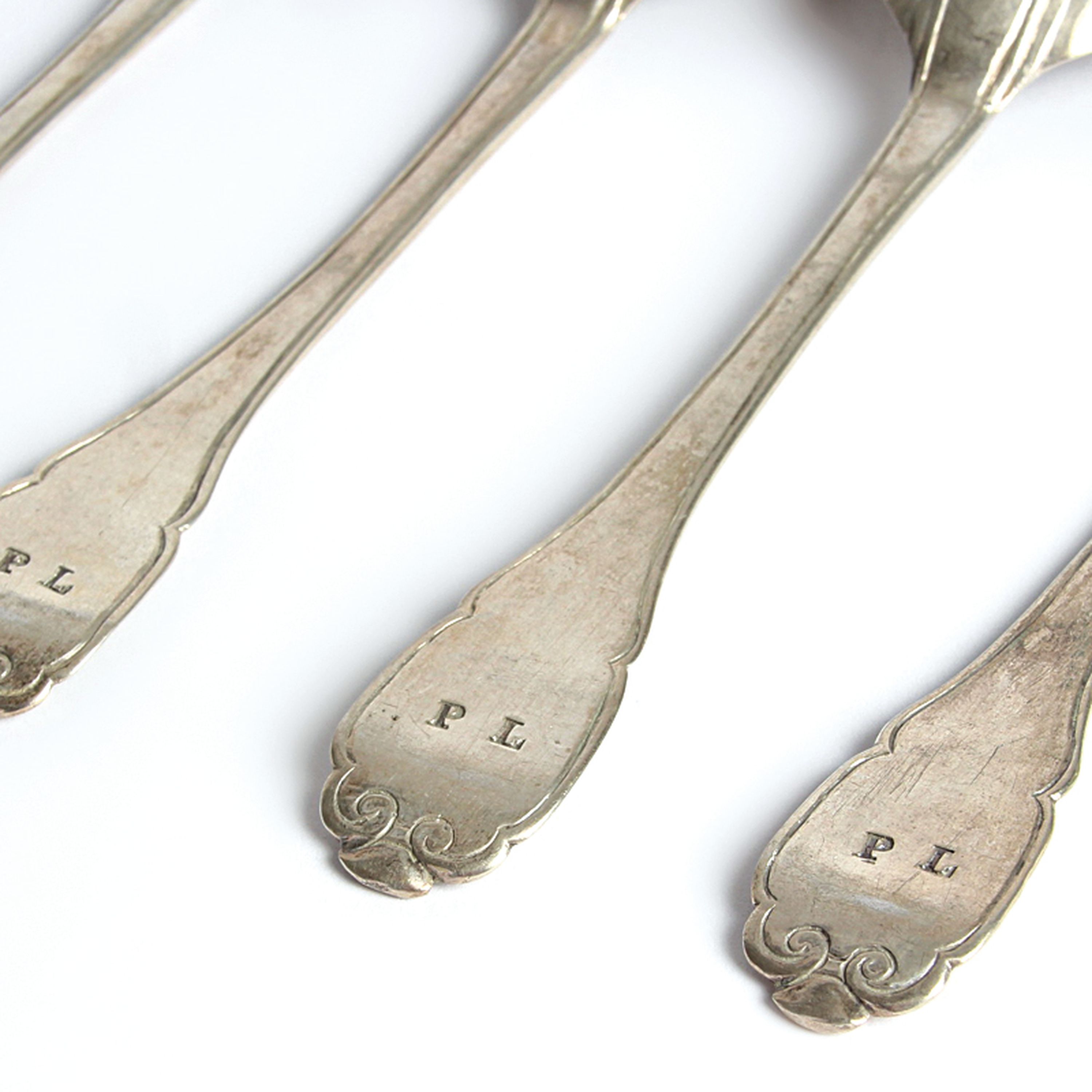 Detail f: 6 Speiselöffel, Meister IS, 18.Jh., 12 Lot Silber, monogrammiert PL, Meistermarke PL, Tremolierstrich, ca. 261g, L. je 18,5 cm