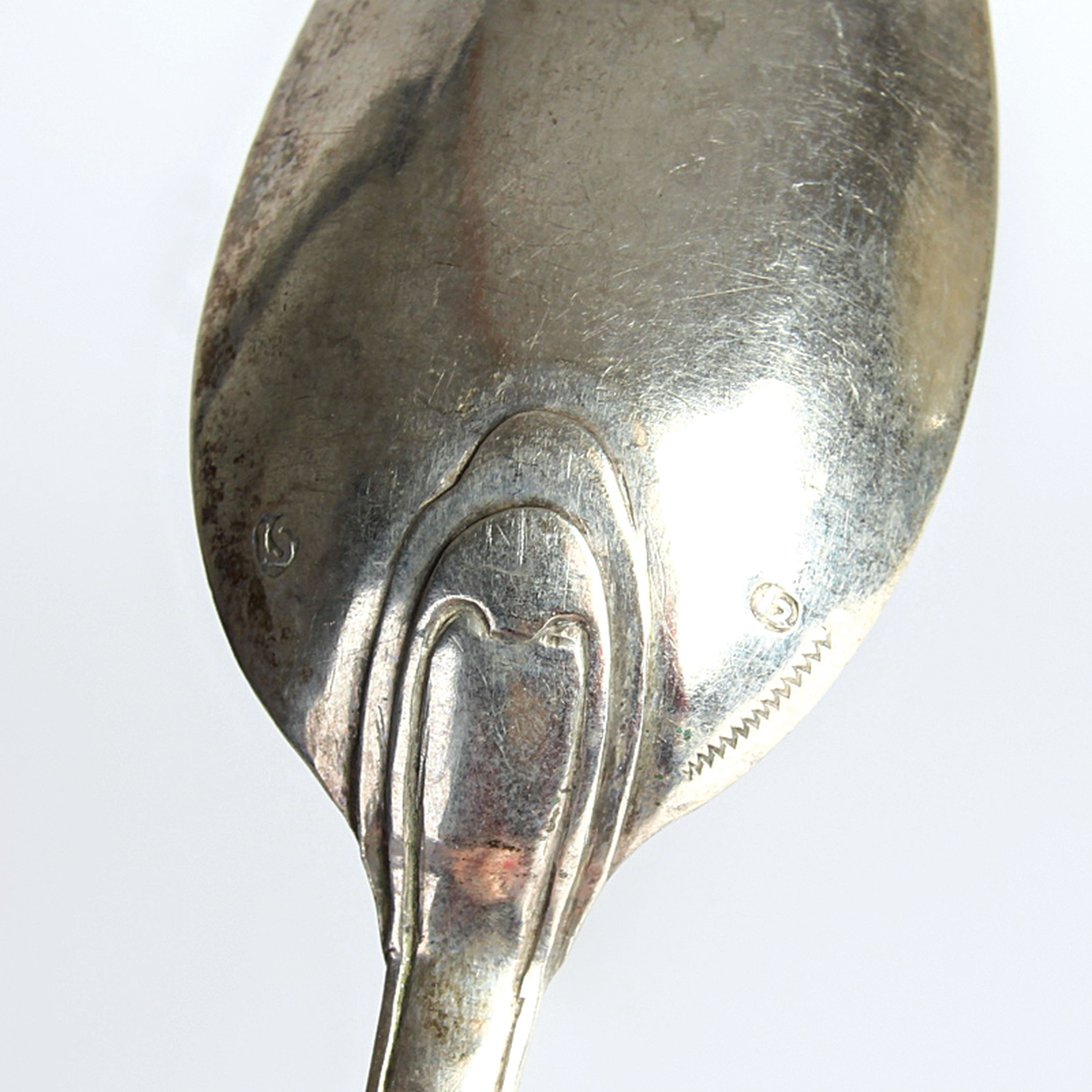 Detail g: 6 Speiselöffel, Meister IS, 18.Jh., 12 Lot Silber, monogrammiert PL, Meistermarke PL, Tremolierstrich, ca. 261g, L. je 18,5 cm