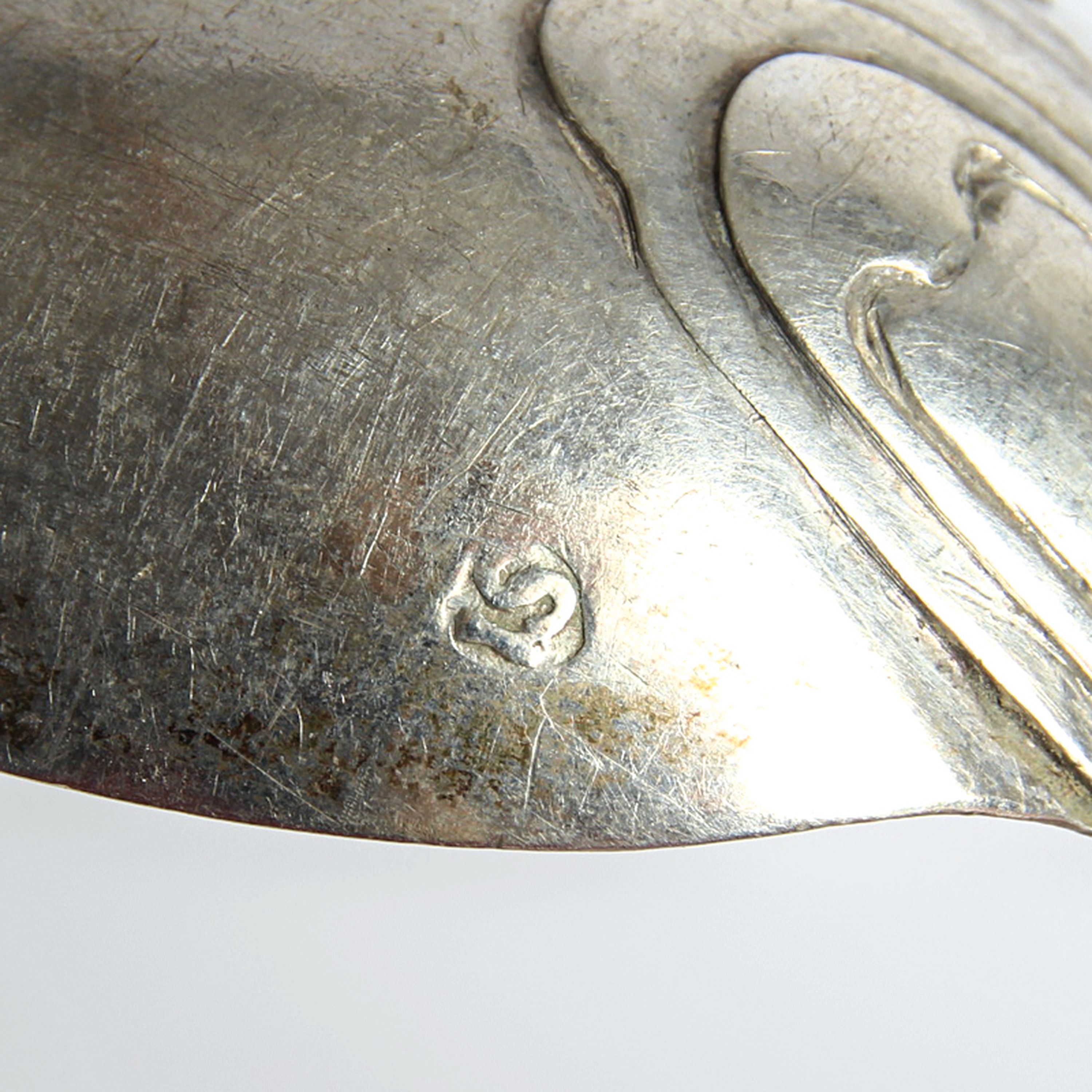 Detail h: 6 Speiselöffel, Meister IS, 18.Jh., 12 Lot Silber, monogrammiert PL, Meistermarke PL, Tremolierstrich, ca. 261g, L. je 18,5 cm