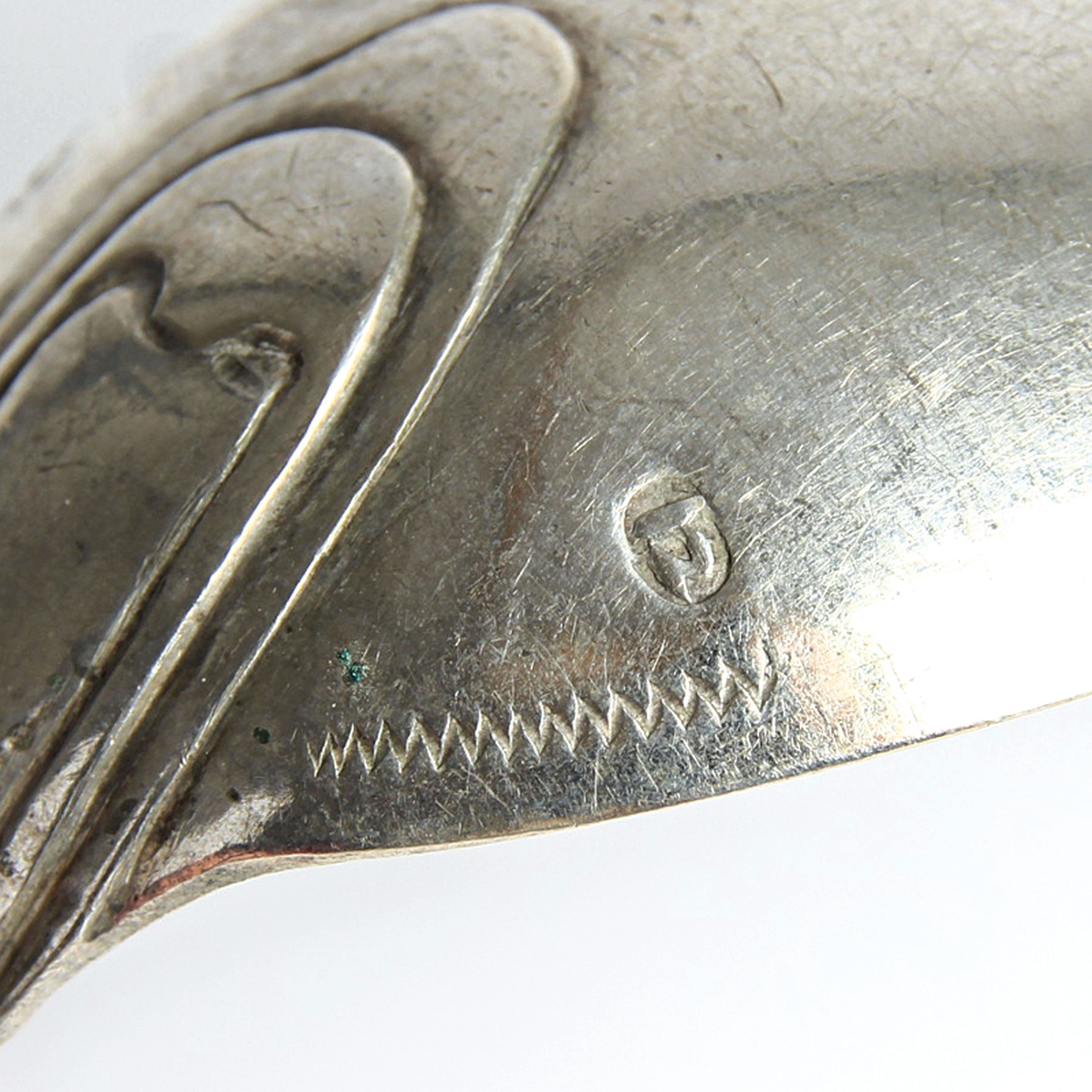 Detail i: 6 Speiselöffel, Meister IS, 18.Jh., 12 Lot Silber, monogrammiert PL, Meistermarke PL, Tremolierstrich, ca. 261g, L. je 18,5 cm
