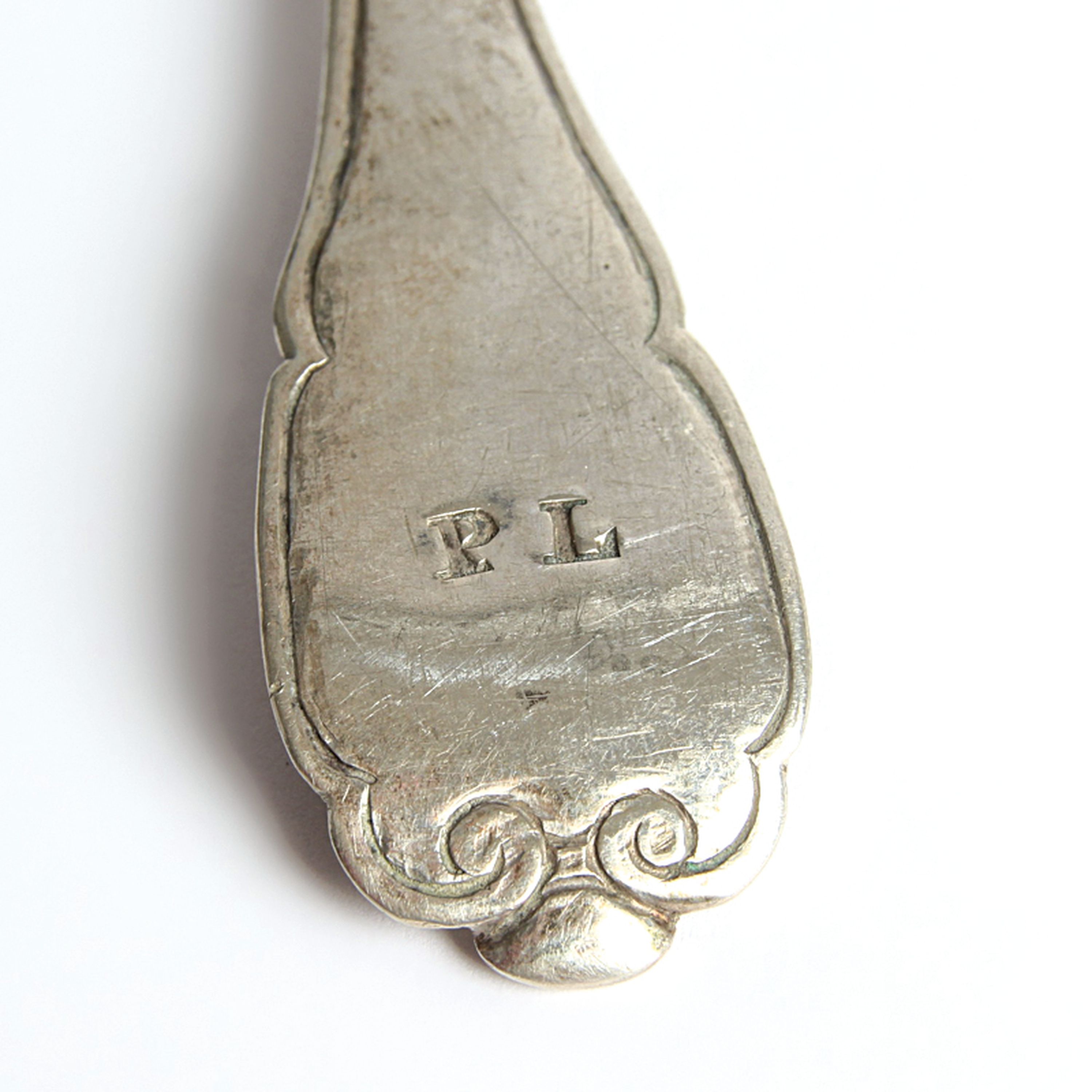 Detail j: 6 Speiselöffel, Meister IS, 18.Jh., 12 Lot Silber, monogrammiert PL, Meistermarke PL, Tremolierstrich, ca. 261g, L. je 18,5 cm
