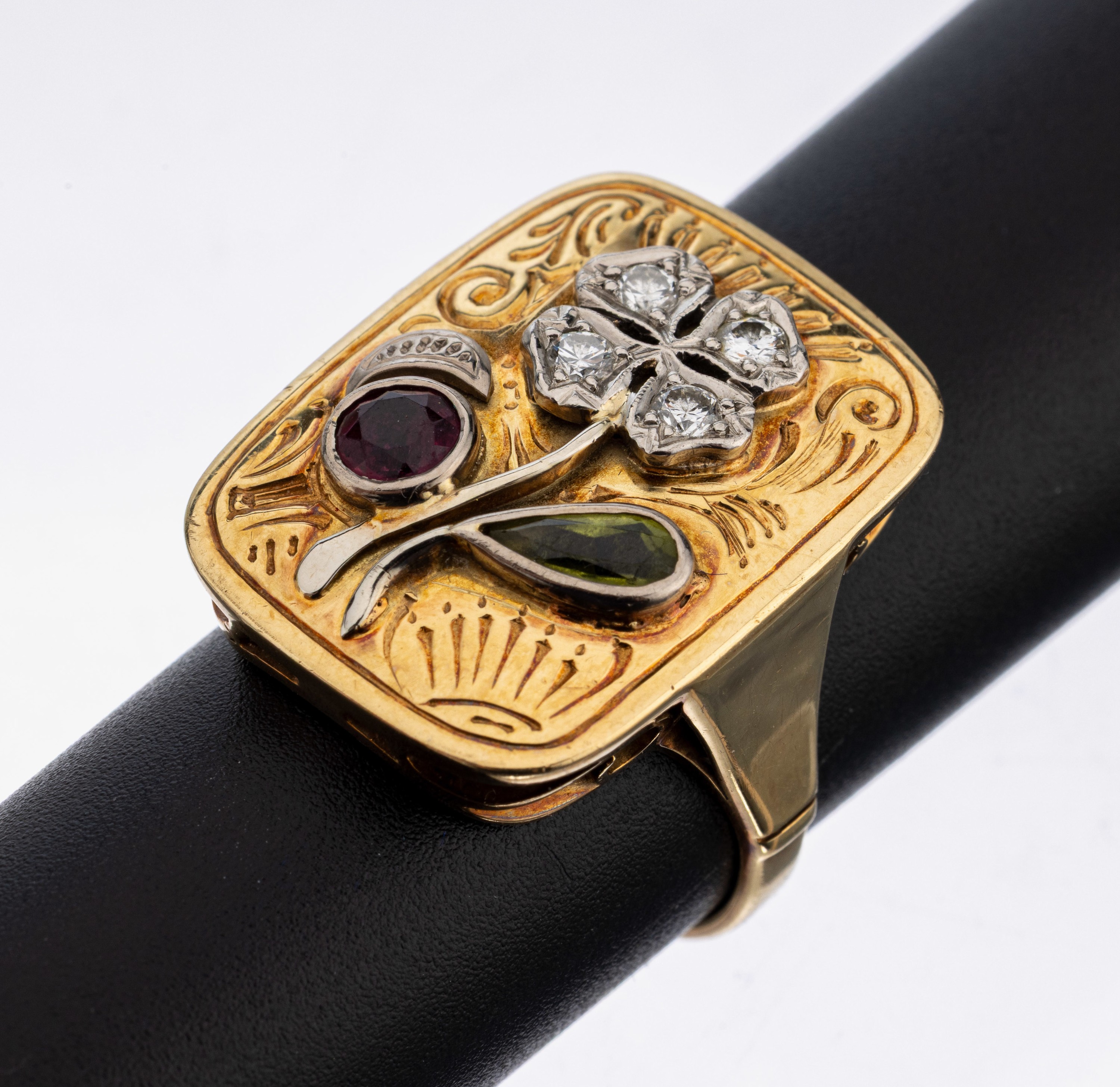 14 kt Gold Brillant-Farbstein-Ring, 1960er Jahre, GG 585/000, Unterkaderung in Bögen, gravierte Ringplatte mit aufgelegter Blüte, 4 Brillanten ...