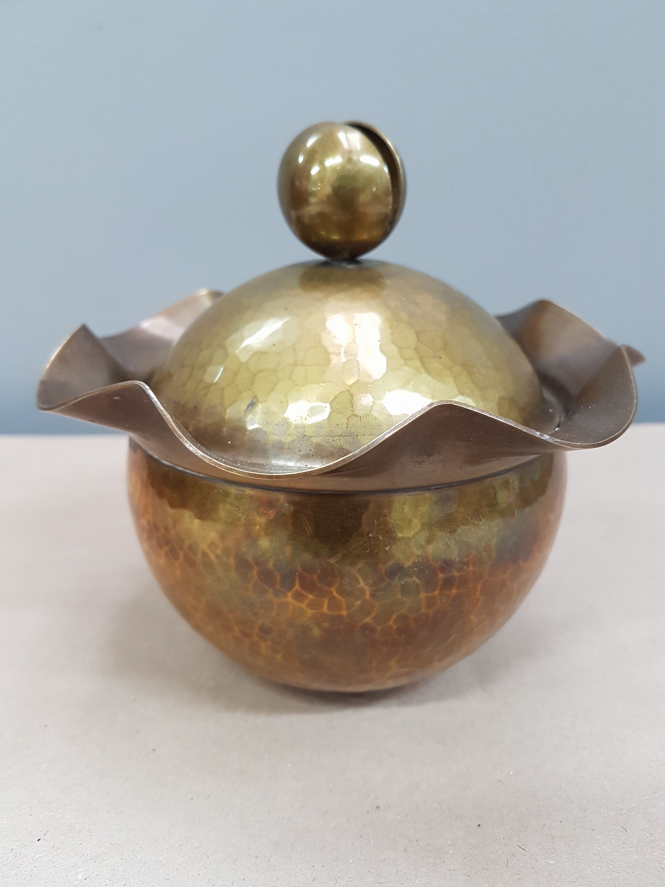 Detail a: Bauhaus Deckeldose von Friedrich Marby (1905-1984), Messing, Hammerschlagdekor, am Boden gemarkt, H. ca. 13cm, D. ca. 13cm