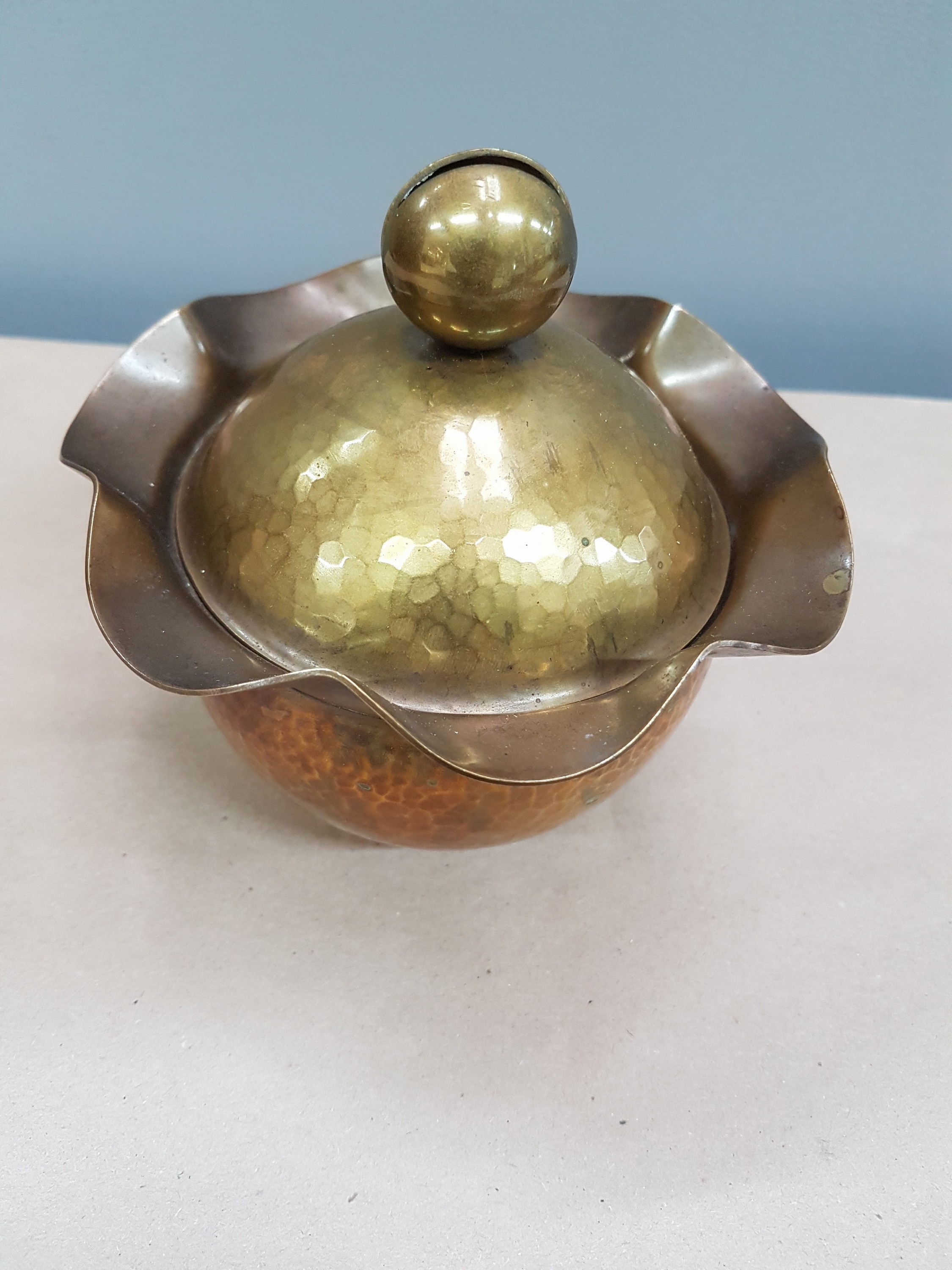 Detail b: Bauhaus Deckeldose von Friedrich Marby (1905-1984), Messing, Hammerschlagdekor, am Boden gemarkt, H. ca. 13cm, D. ca. 13cm