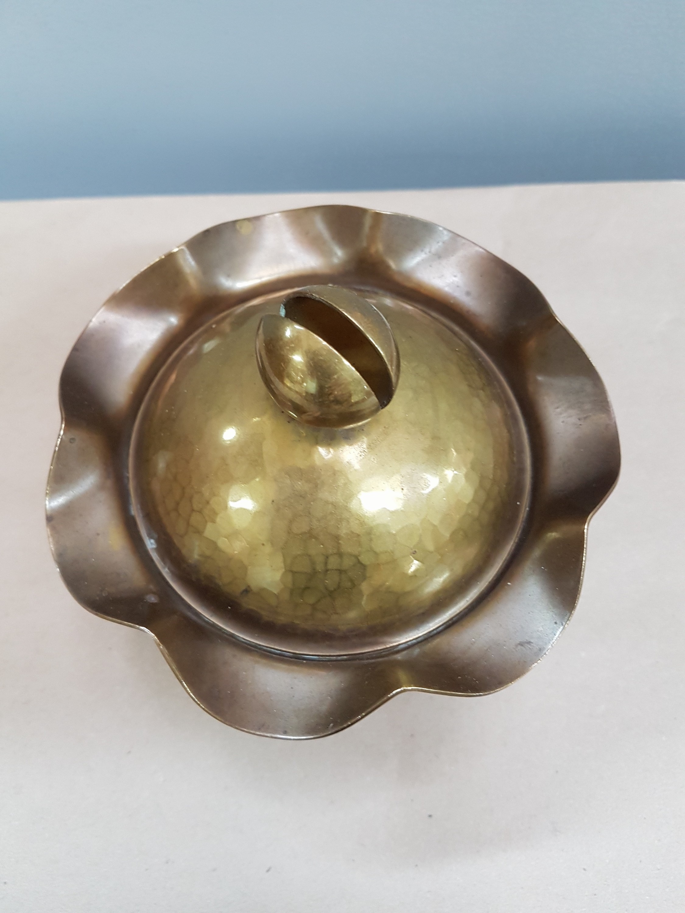 Detail c: Bauhaus Deckeldose von Friedrich Marby (1905-1984), Messing, Hammerschlagdekor, am Boden gemarkt, H. ca. 13cm, D. ca. 13cm