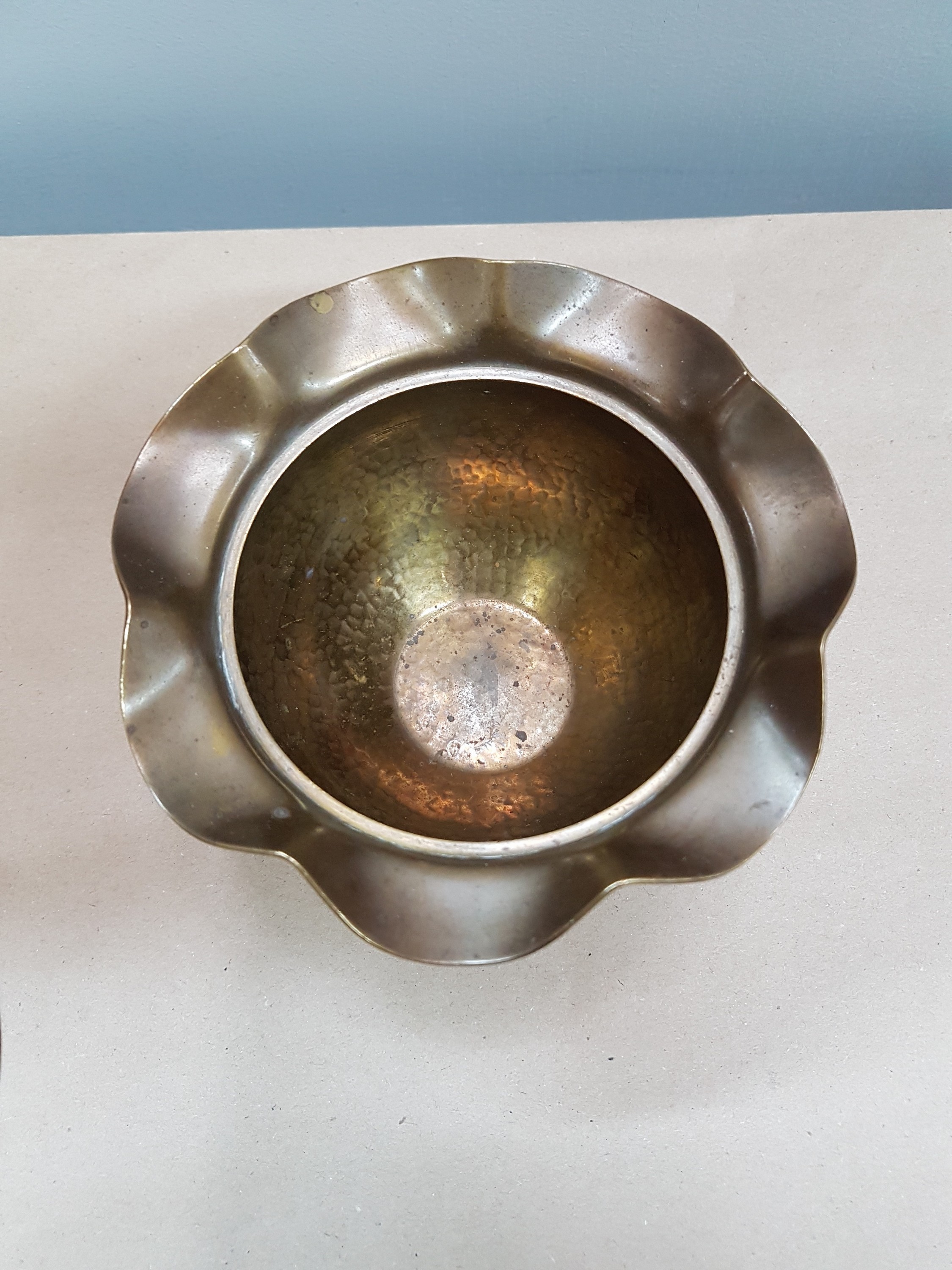 Detail d: Bauhaus Deckeldose von Friedrich Marby (1905-1984), Messing, Hammerschlagdekor, am Boden gemarkt, H. ca. 13cm, D. ca. 13cm