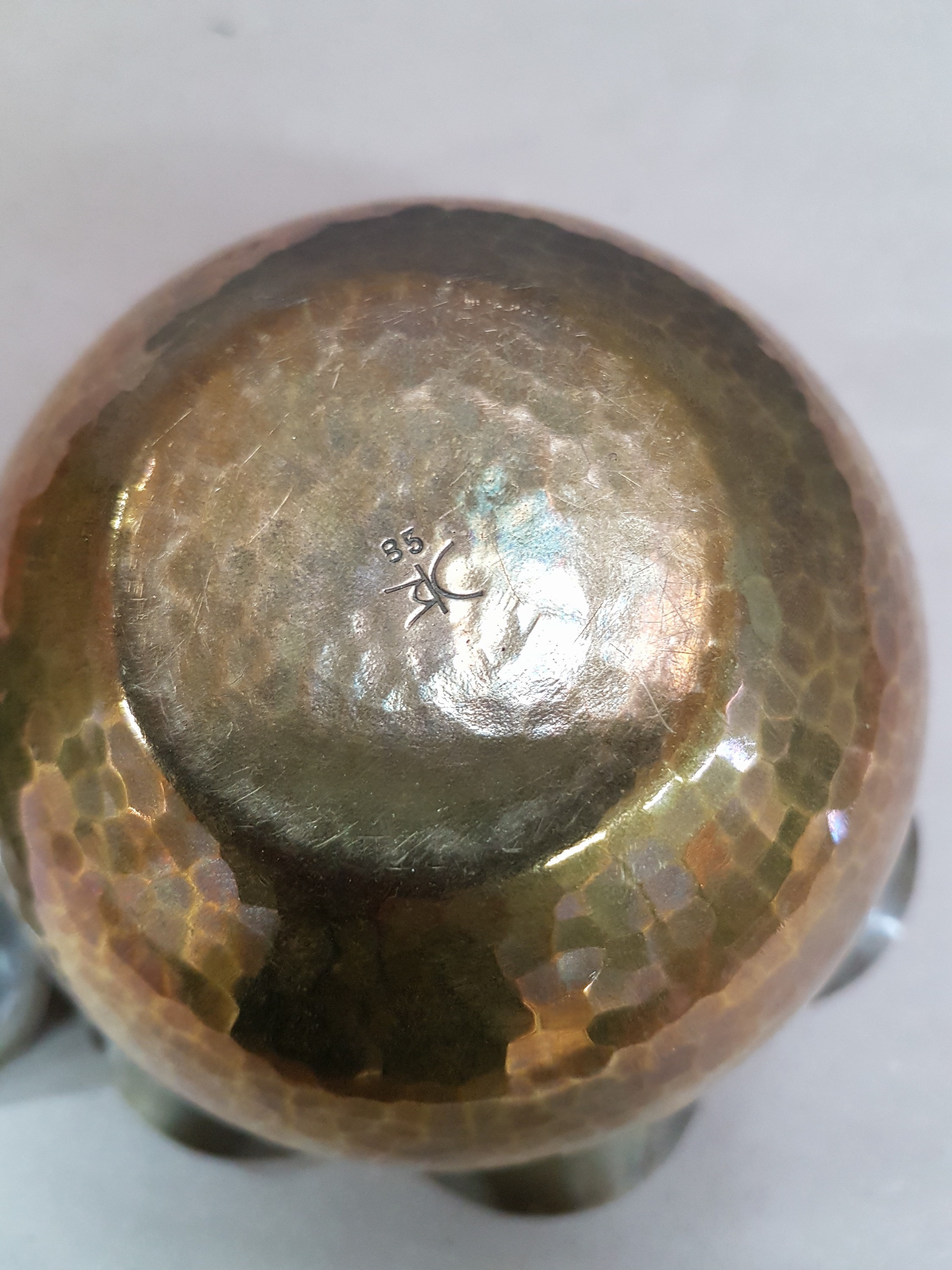 Detail f: Bauhaus Deckeldose von Friedrich Marby (1905-1984), Messing, Hammerschlagdekor, am Boden gemarkt, H. ca. 13cm, D. ca. 13cm
