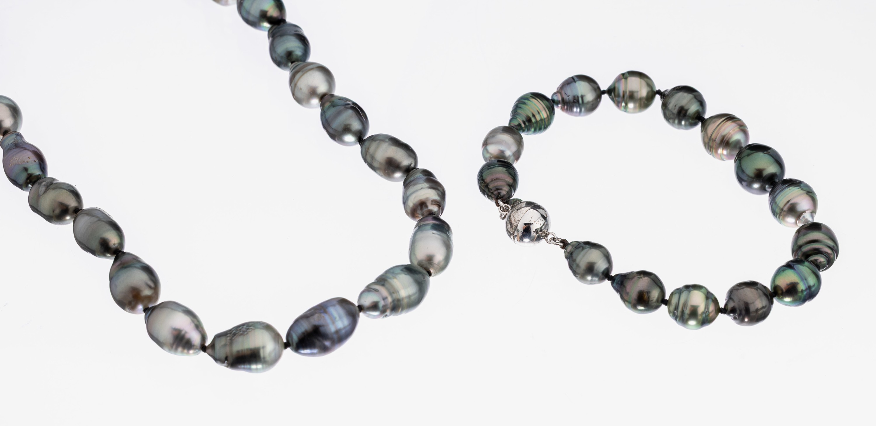Konvolut Tahitizuchtperl-Collier und Armband, barocke graue Perlen in versch. Farbnuancen, Collierl. ca. 50 cm, Karabinerschließe, Armband mit ...