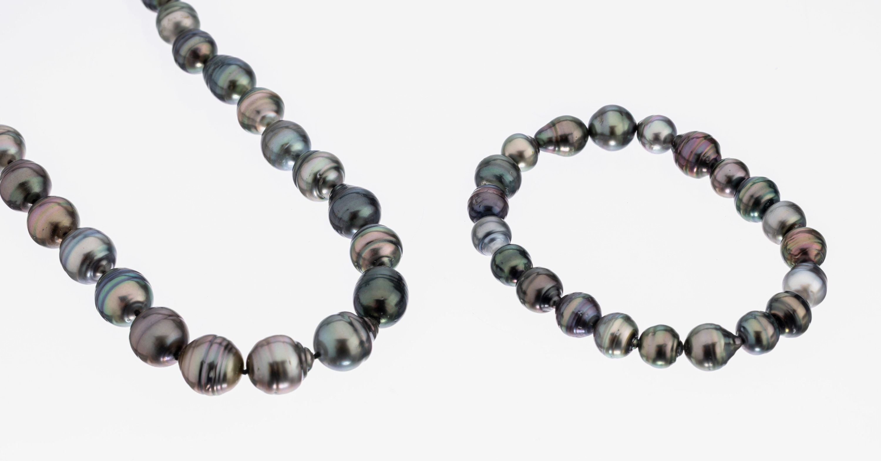 Konvolut Tahitizuchtperl-Kette und -Armband, Karabinerschließe GG 585/000, barocke graue Tahitizuchtperlen in versch. Farbnuancen, Kette im ...