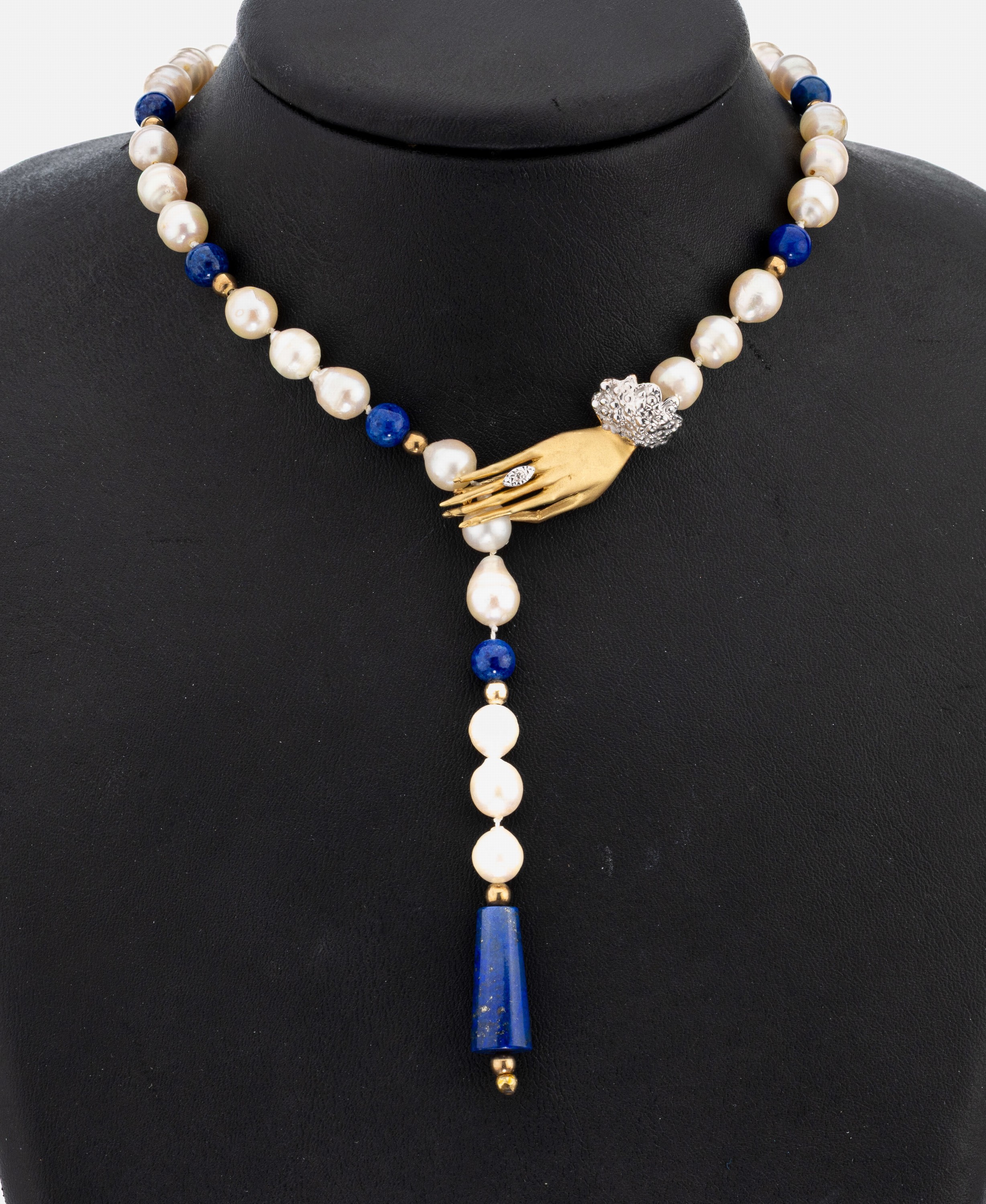 Lapislazuli-Zuchtperl-Collier mit 14 kt Gold Diamant-Schmuckschließe "Hand", GG/WG 585/000, sat., kl. in WG gefasster Diamant, ...