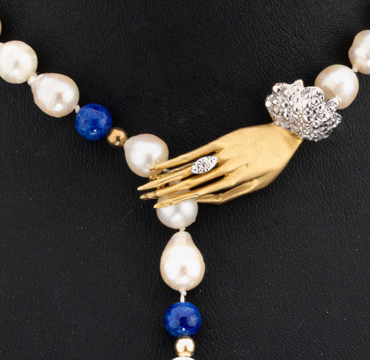 Detail a: Lapislazuli-Zuchtperl-Collier mit 14 kt Gold Diamant-Schmuckschließe "Hand", GG/WG 585/000, sat., kl. in WG gefasster Diamant, ...