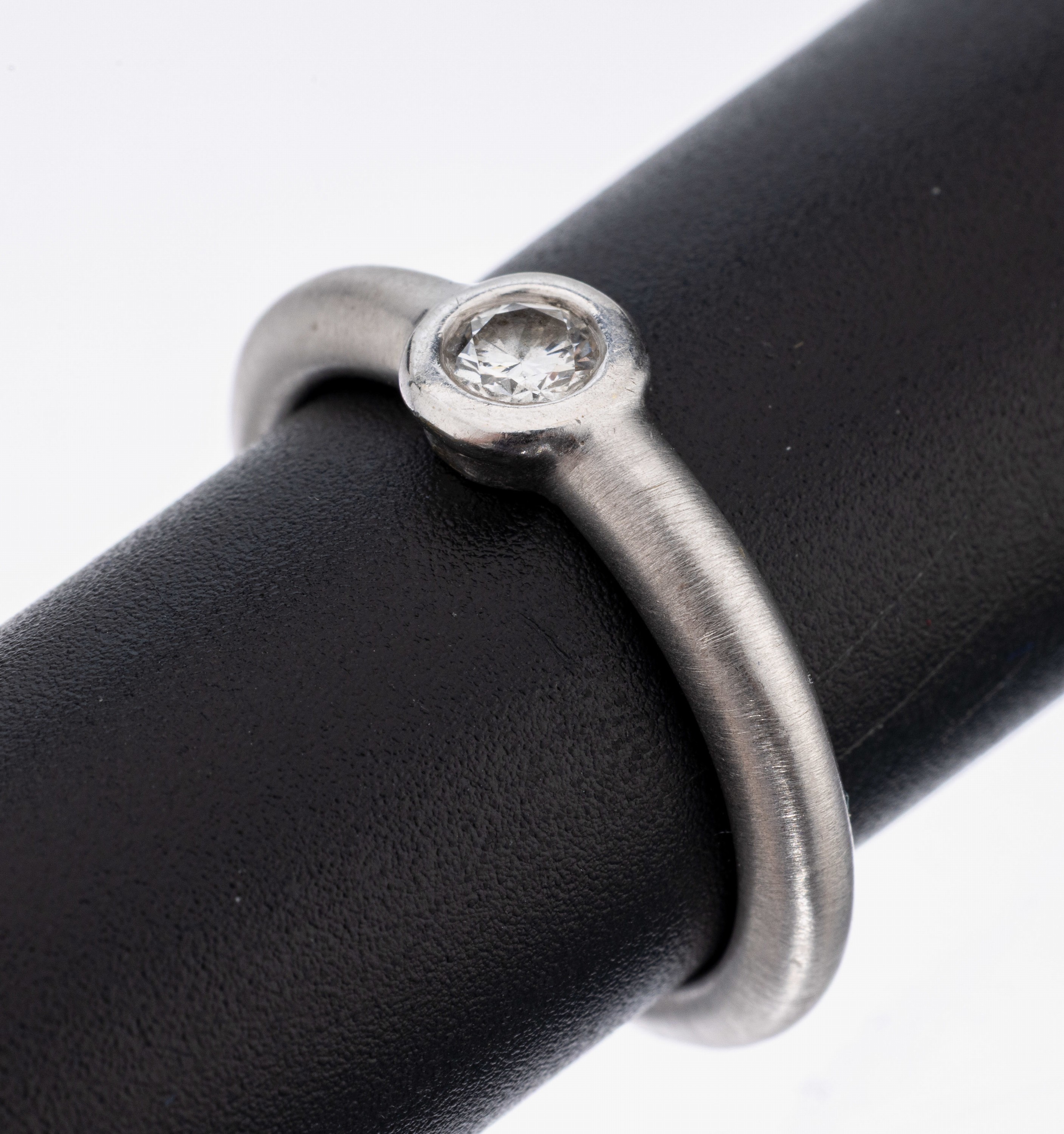 14 kt Gold Brillant-Ring, WG 585/000, satiniert, Brillant ca. 0.20 ct Weiß/si, ca. 6.1 g, RW 56