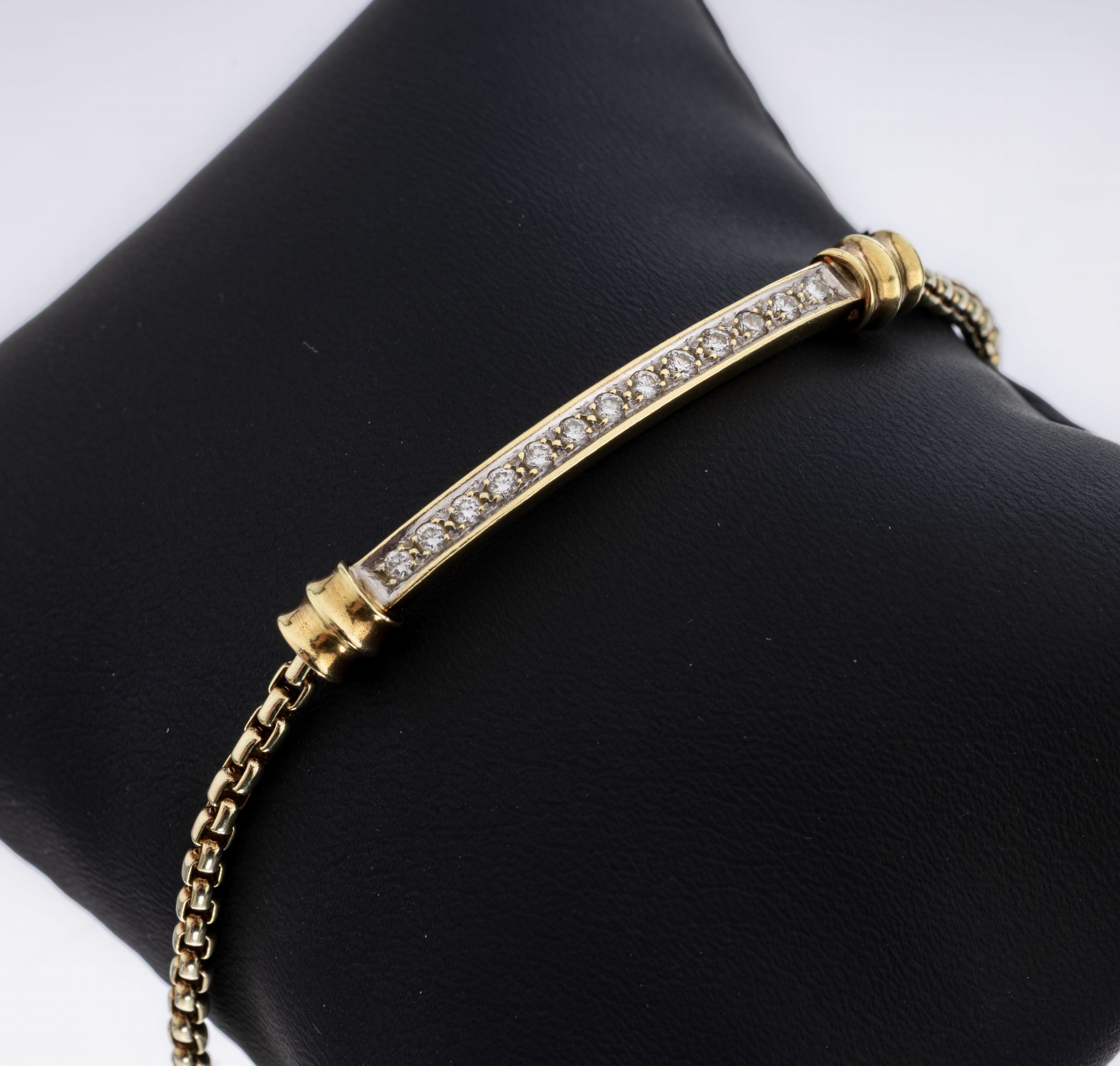 14 kt Gold Brillant-Armband, GG 585/000, 13 Brillanten zus. ca. 0.26 ct Weiß/si, ca. 13.6 g, L. variabel ca. 18 bzw. ca. 21 cm, Karabinerschließe