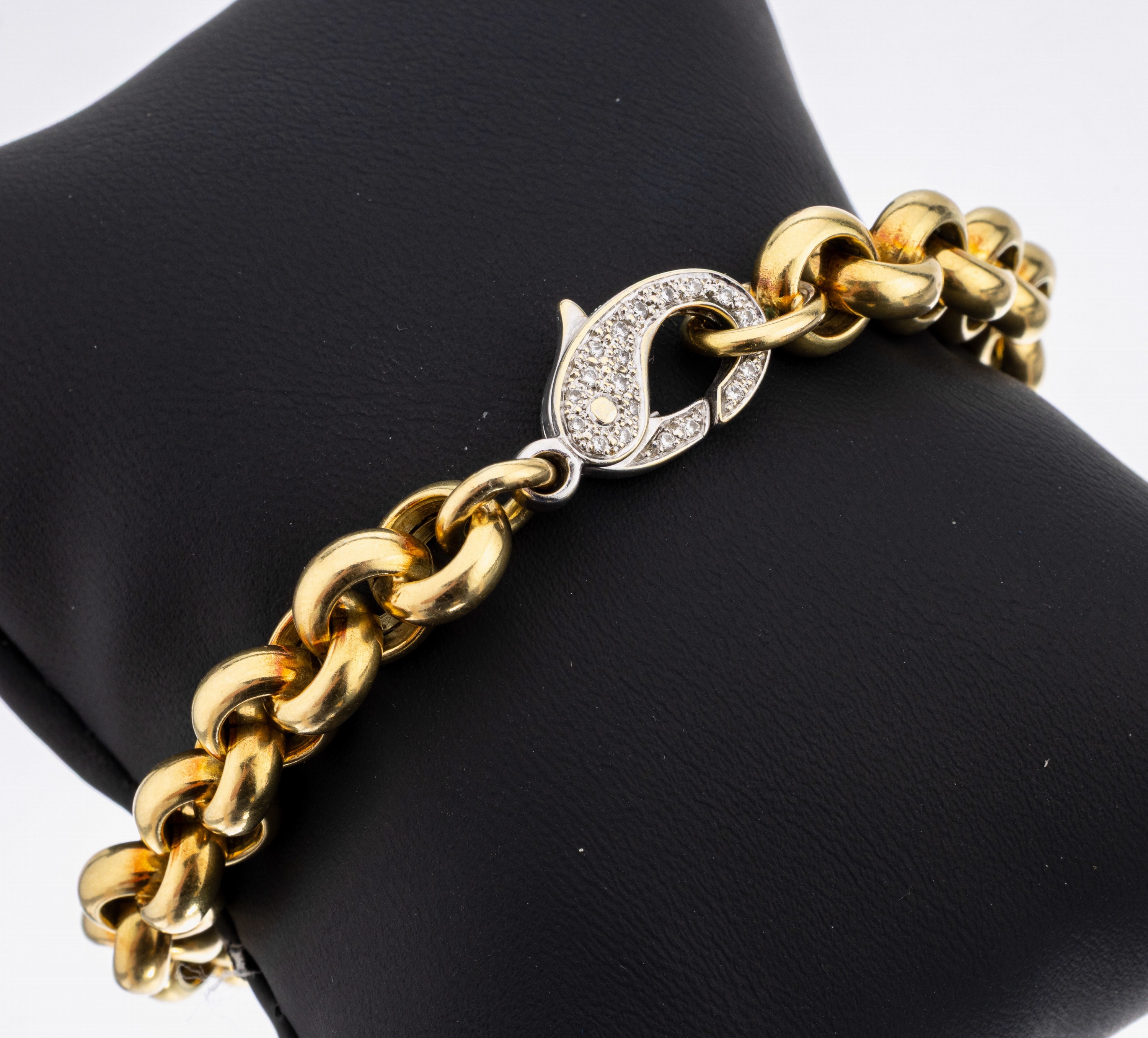 18 kt Gold Armband mit Diamant- Schmuckschließe, GG/WG 750/000, Karabinerschließe eine Seite mit Diamanten zus. ca. 0.10 ct Grün (beh.)/vs, ...