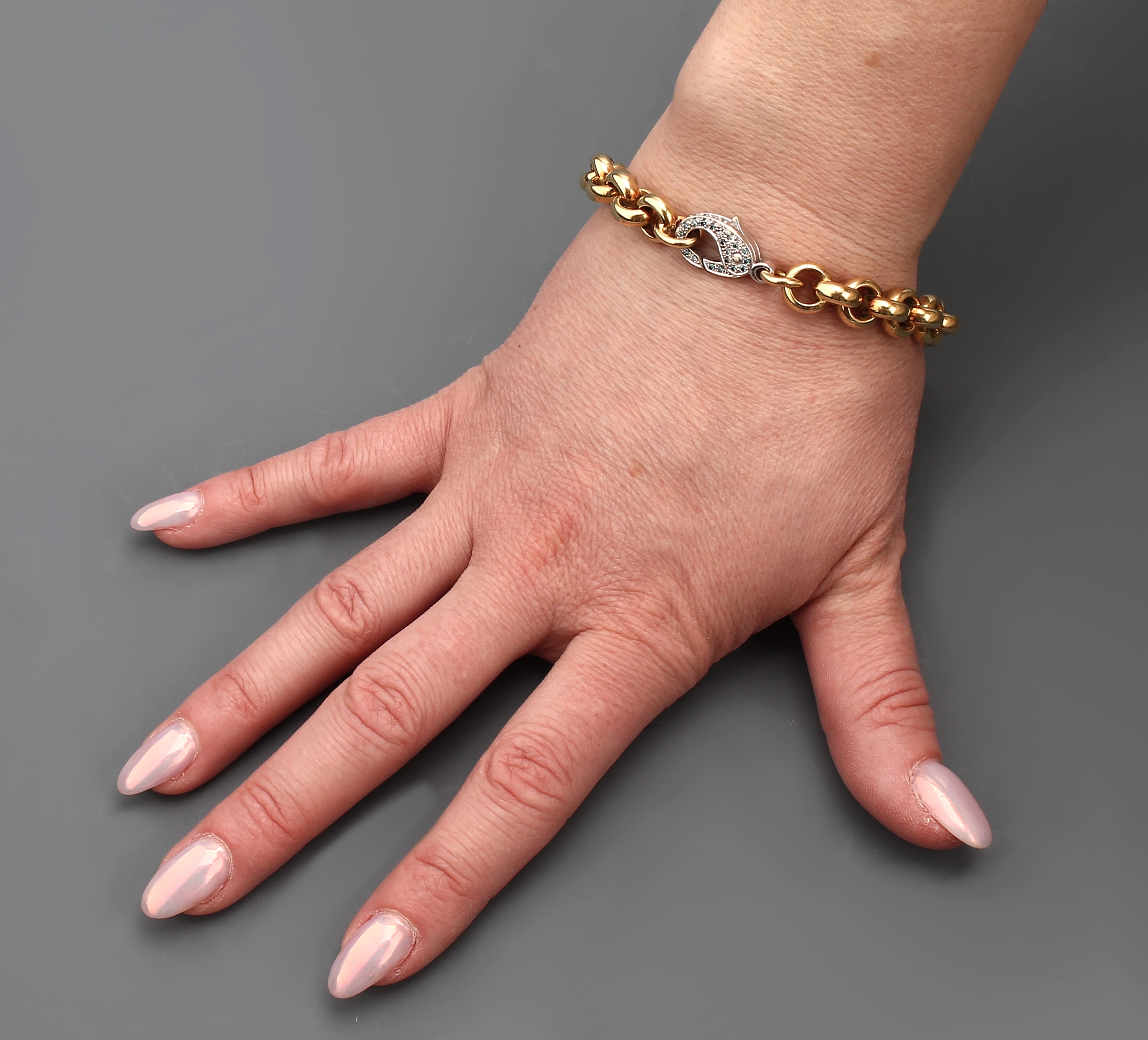 Detail c: 18 kt Gold Armband mit Diamant- Schmuckschließe, GG/WG 750/000, Karabinerschließe eine Seite mit Diamanten zus. ca. 0.10 ct Grün (beh.)/vs, ...
