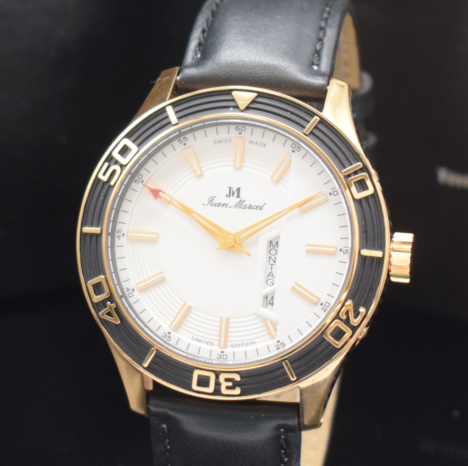 Detail a: JEAN MARCEL Mythos auf 300 Stück limitierte Herrenarmbanduhr Referenz 64.281, Schweiz um 2020, Automatik, verg. Geh. (teils m. Carbonoptik) beids. ...
