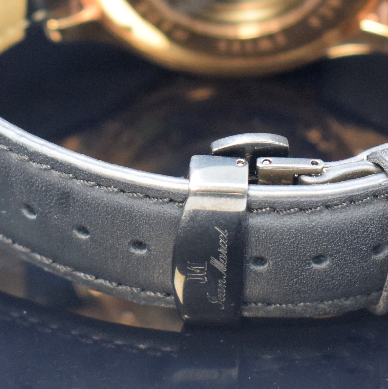 Detail b: JEAN MARCEL Mythos auf 300 Stück limitierte Herrenarmbanduhr Referenz 64.281, Schweiz um 2020, Automatik, verg. Geh. (teils m. Carbonoptik) beids. ...