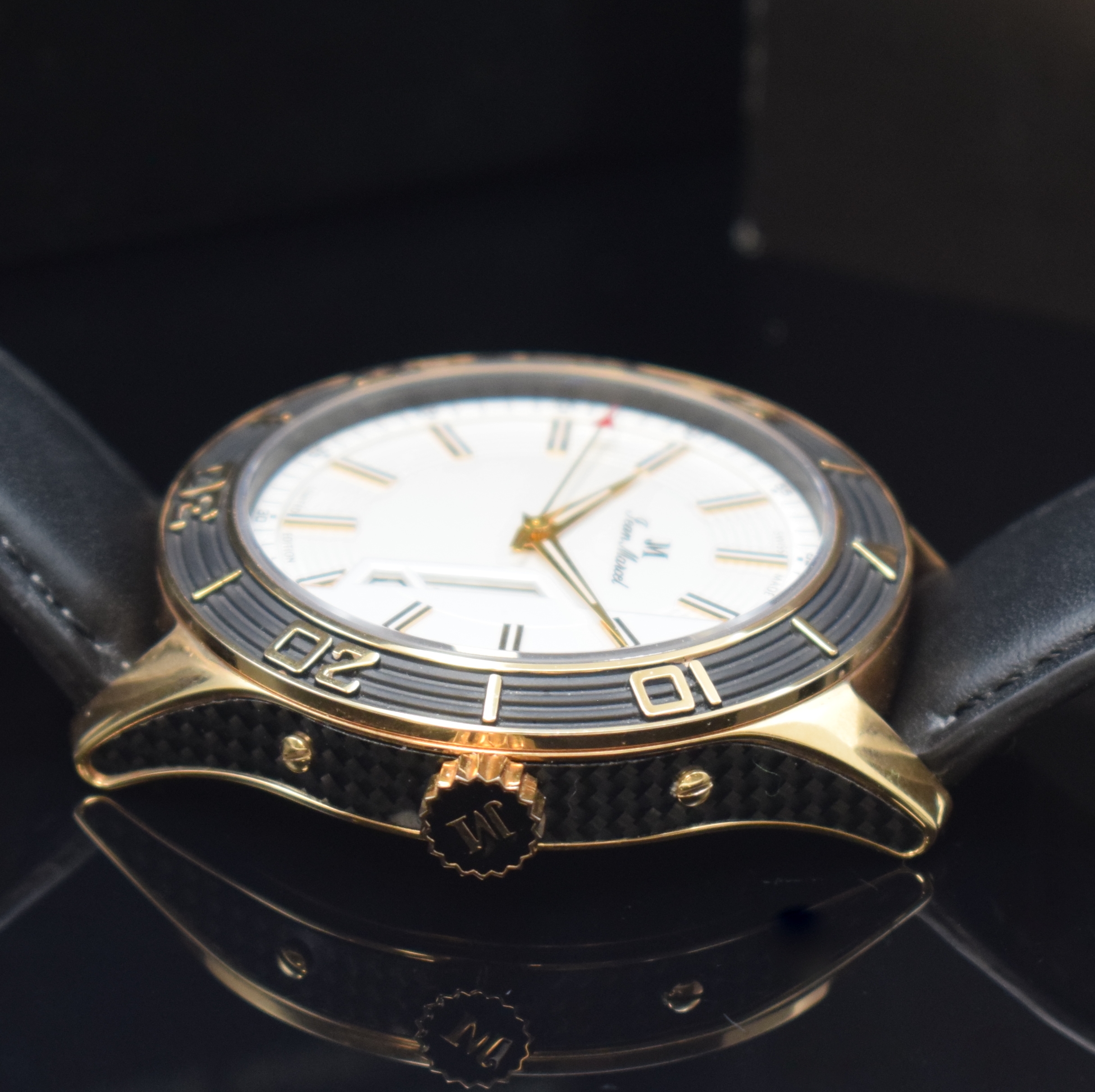 Detail c: JEAN MARCEL Mythos auf 300 Stück limitierte Herrenarmbanduhr Referenz 64.281, Schweiz um 2020, Automatik, verg. Geh. (teils m. Carbonoptik) beids. ...