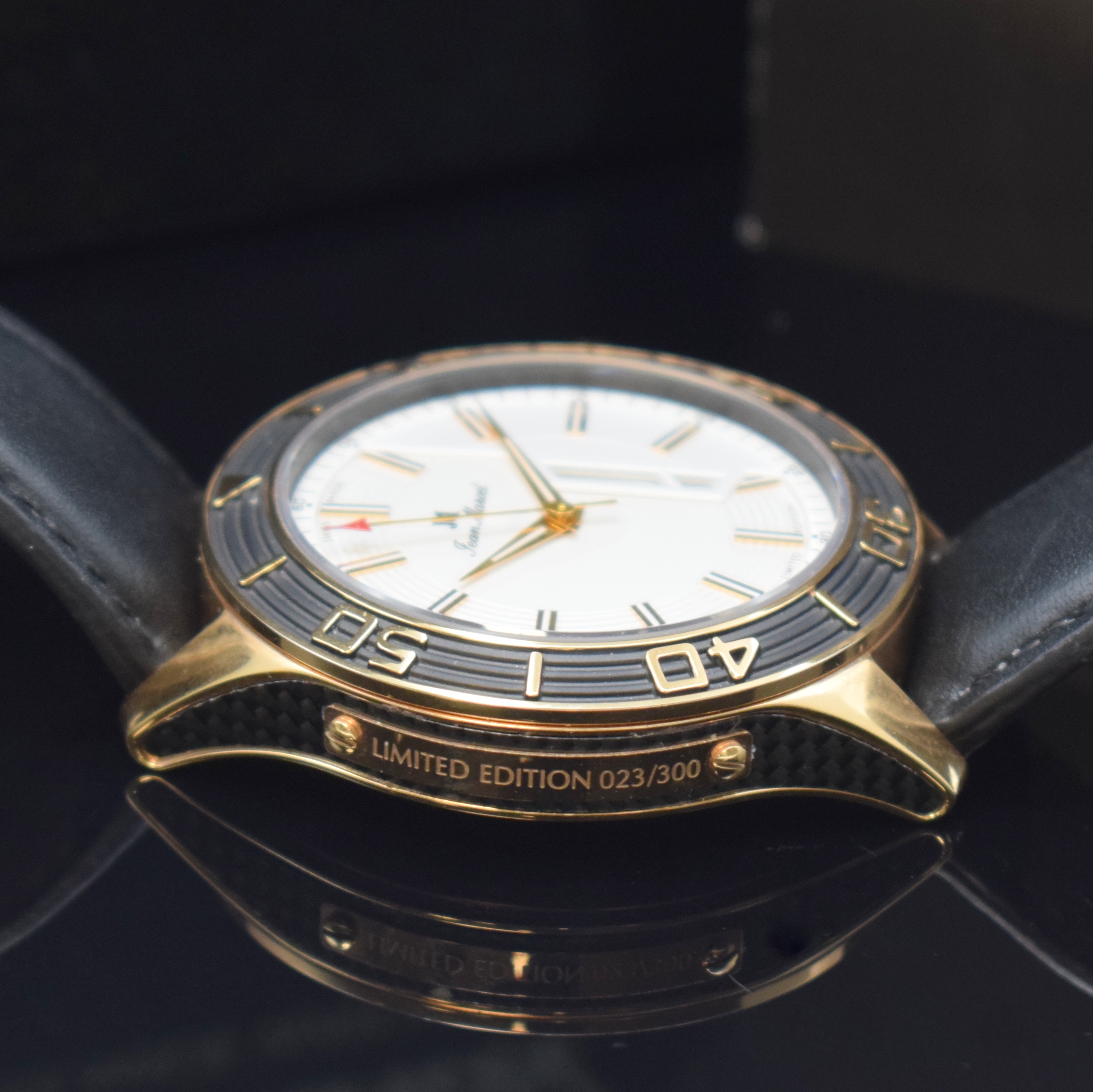 Detail d: JEAN MARCEL Mythos auf 300 Stück limitierte Herrenarmbanduhr Referenz 64.281, Schweiz um 2020, Automatik, verg. Geh. (teils m. Carbonoptik) beids. ...