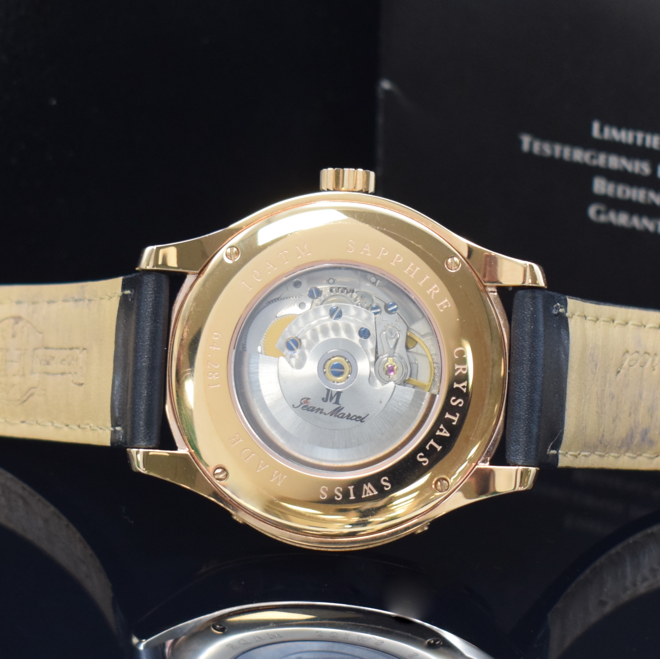 Detail e: JEAN MARCEL Mythos auf 300 Stück limitierte Herrenarmbanduhr Referenz 64.281, Schweiz um 2020, Automatik, verg. Geh. (teils m. Carbonoptik) beids. ...