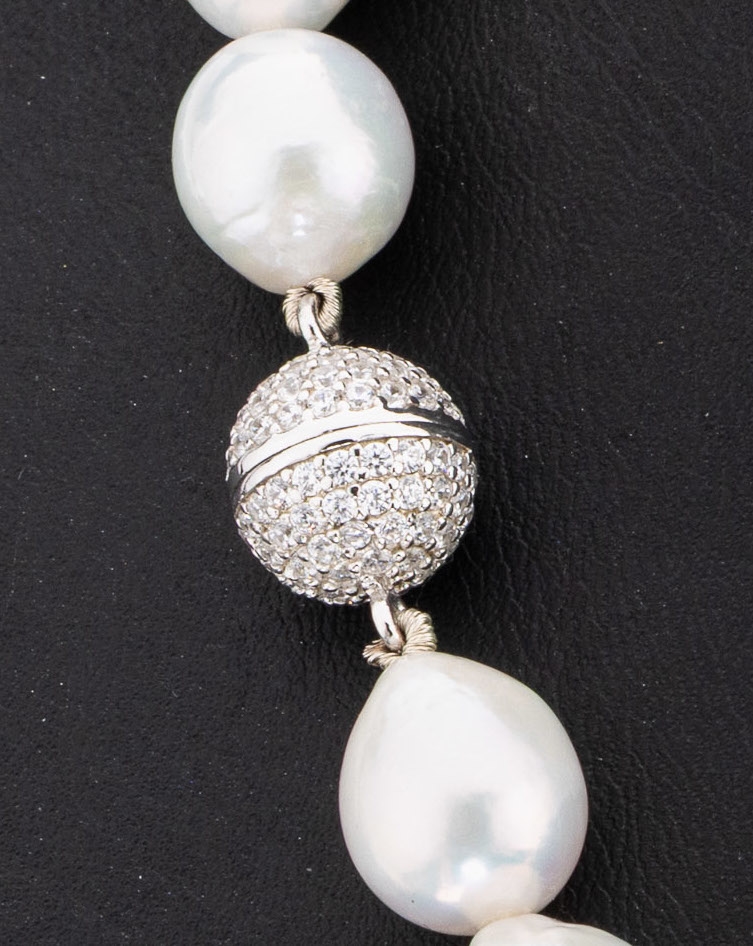 Detail a: Zuchtperl-Collier, 27 weiße tropfenf. Süßwasserzuchtperlen, D. ca. 11.5-14.3 mm, Magnetschließe 925er Silber mit Strassbesatz, L. ca. 43 cm