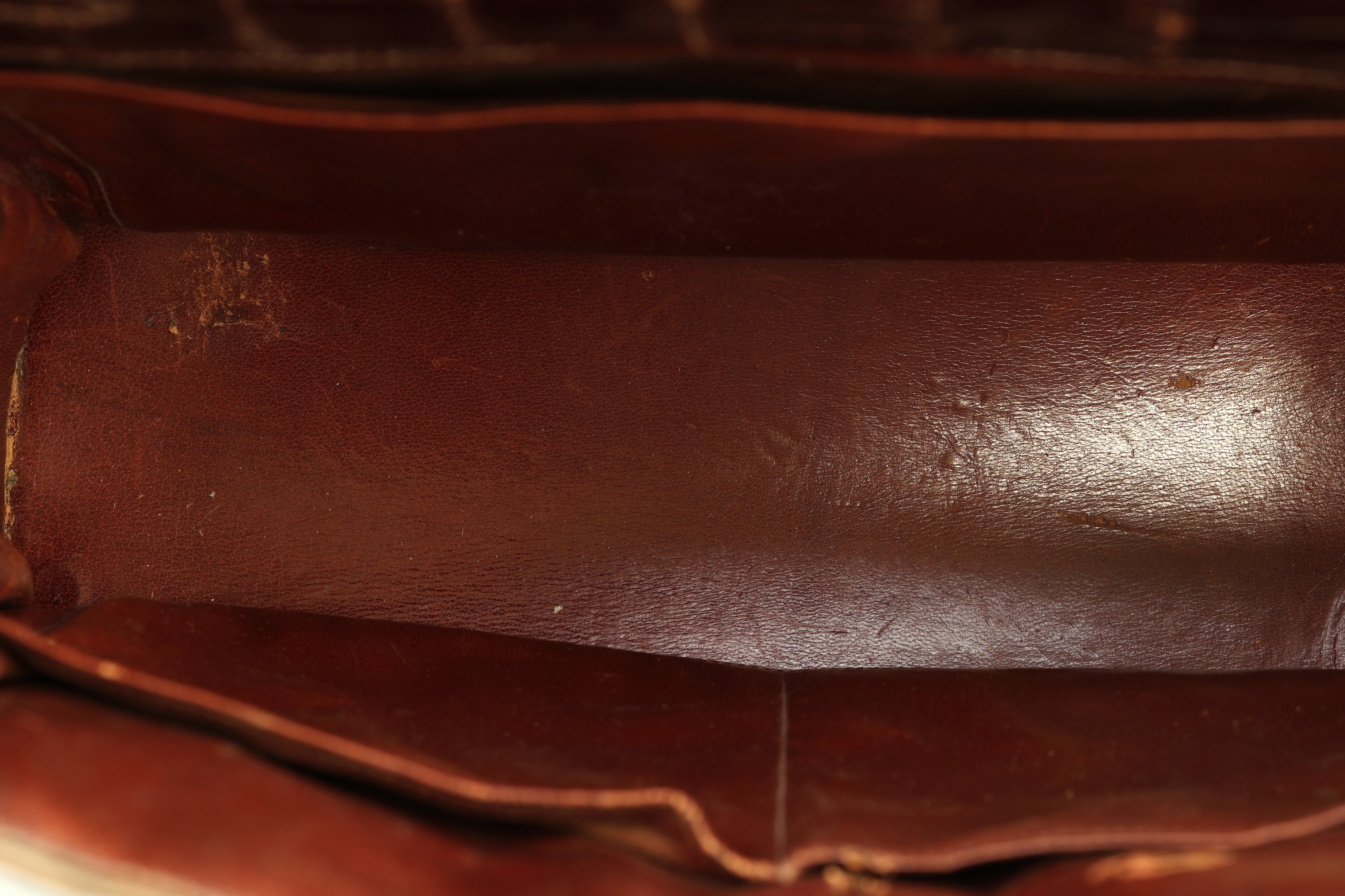Detail e: Seltene Vintage HERMES KELLY Bag 32, 1960er Jahre, HERMES Shiny Crocodile in Havanna -Braun/schöner warmer Braunton, innen mit Ziegenleder, ...