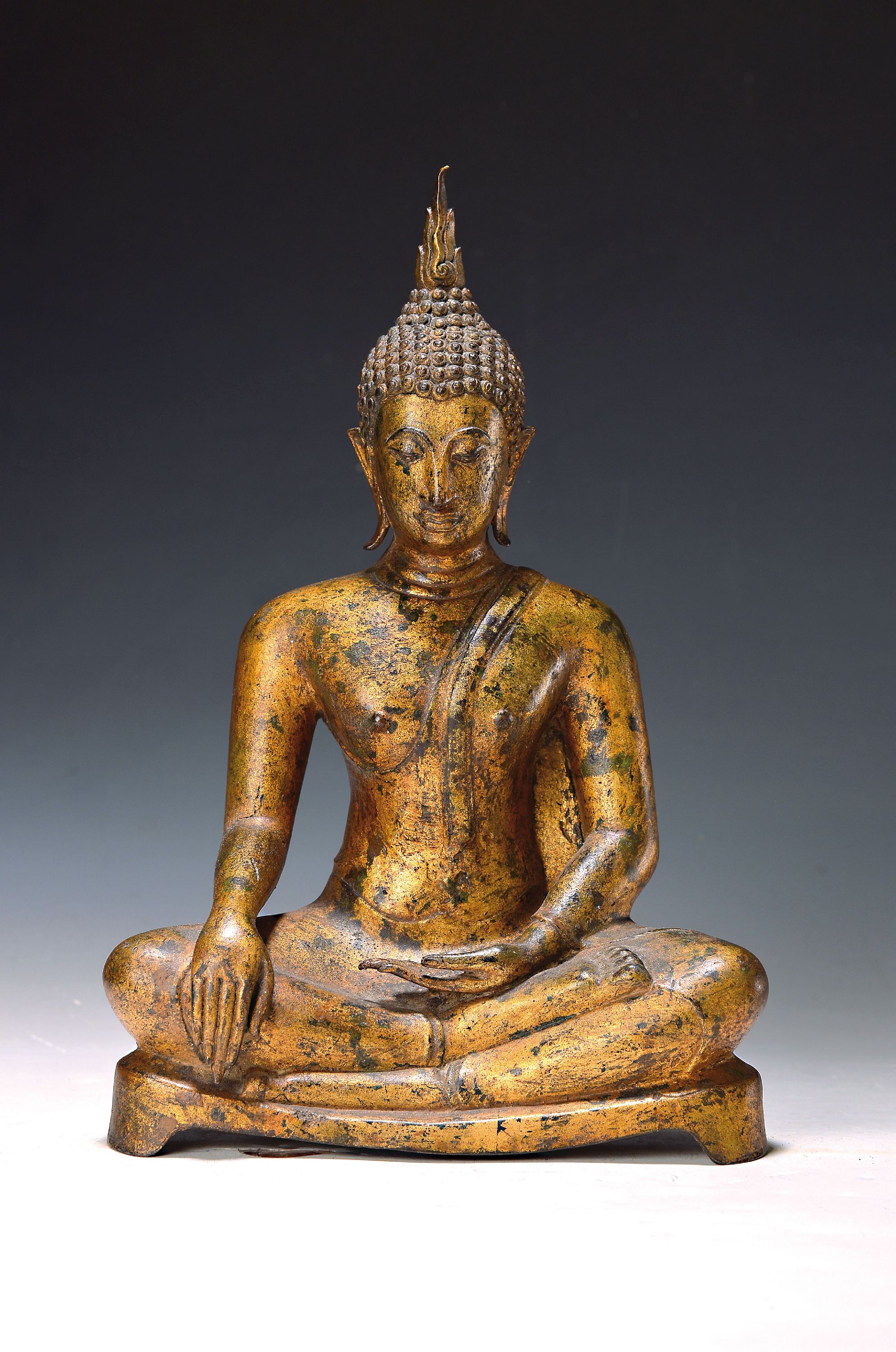Buddha, Thailand, 18. Jh., Shakyamuni, Bronze, Geste der Erdberührung, Reste von alter Vergoldung, ca. 29 x 20 cm, sammelwürdig