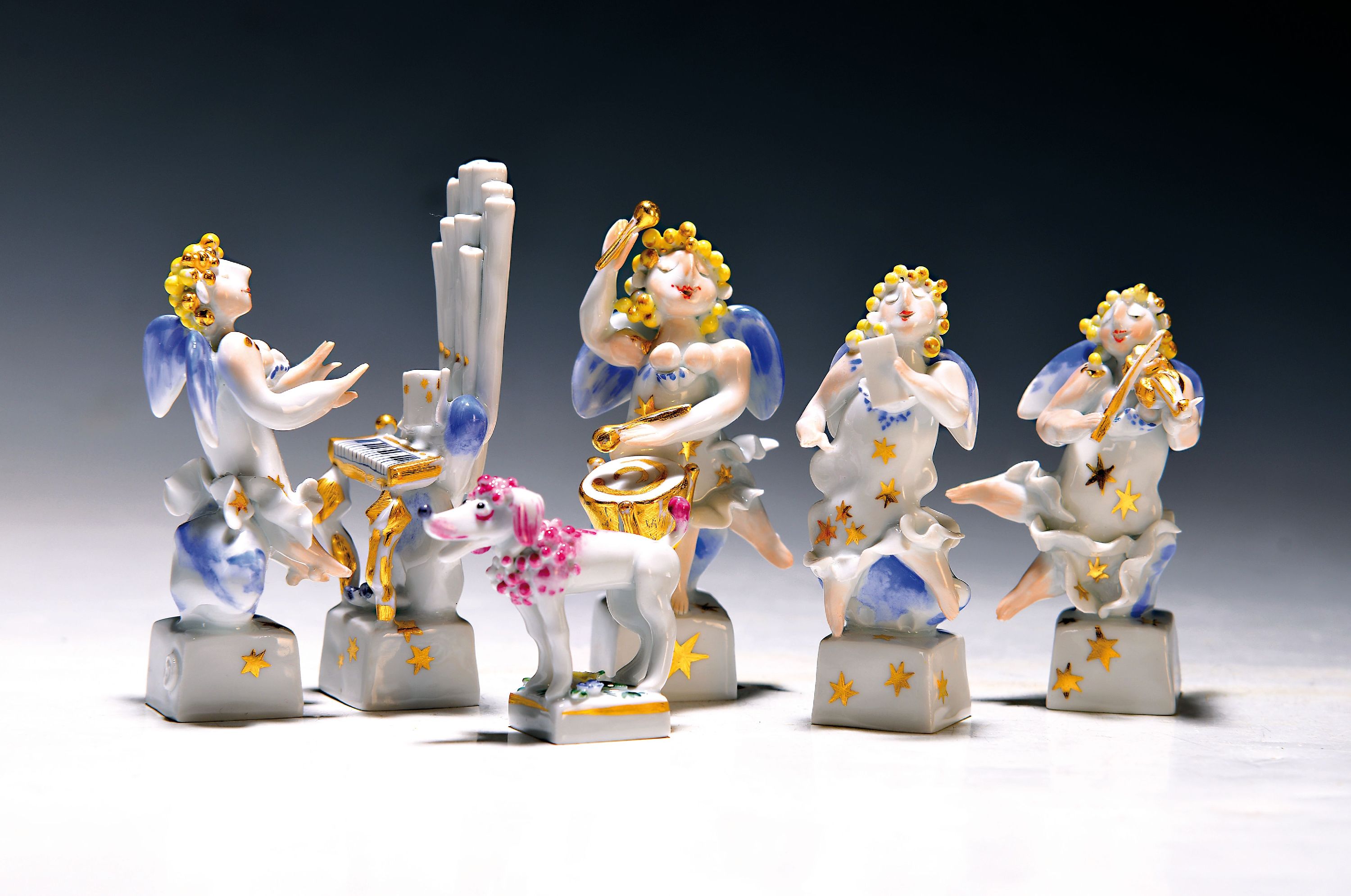 6 kleine Porzellanfiguren, Meissen, Entwurf Peter Strang (1936-2022), singender Engel, Engel mit Pauke, Engel mit Geige, Orgel und Organistin, ...