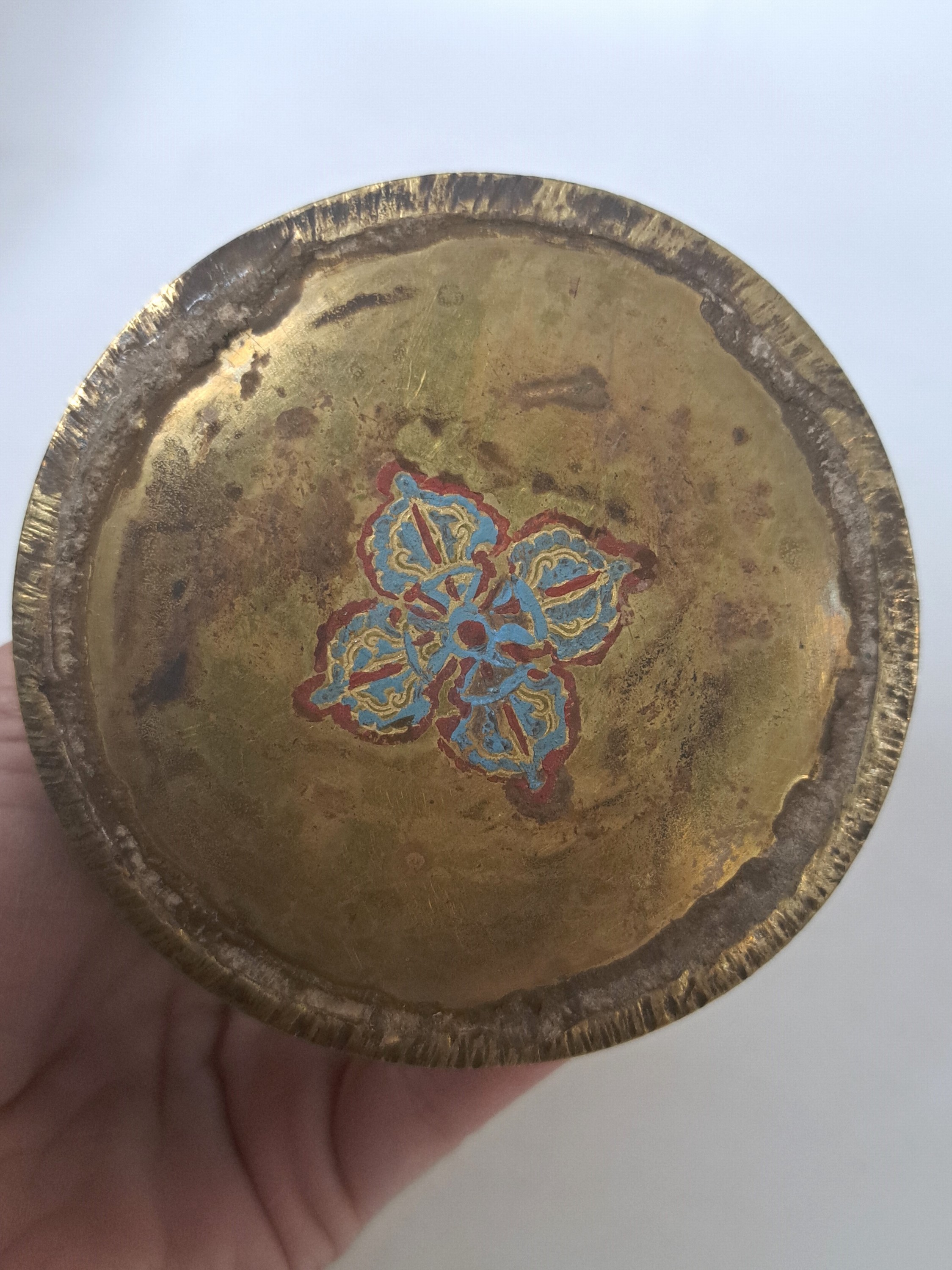 Detail a: Stupa, Tibet, wohl 2. Hälfte 19. Jh., Bronze, umlaufende Perlenschnüren, doppelter Lotus, Aufbau teilweise rot und Blau gefasst, Mandalaform, Boden ...