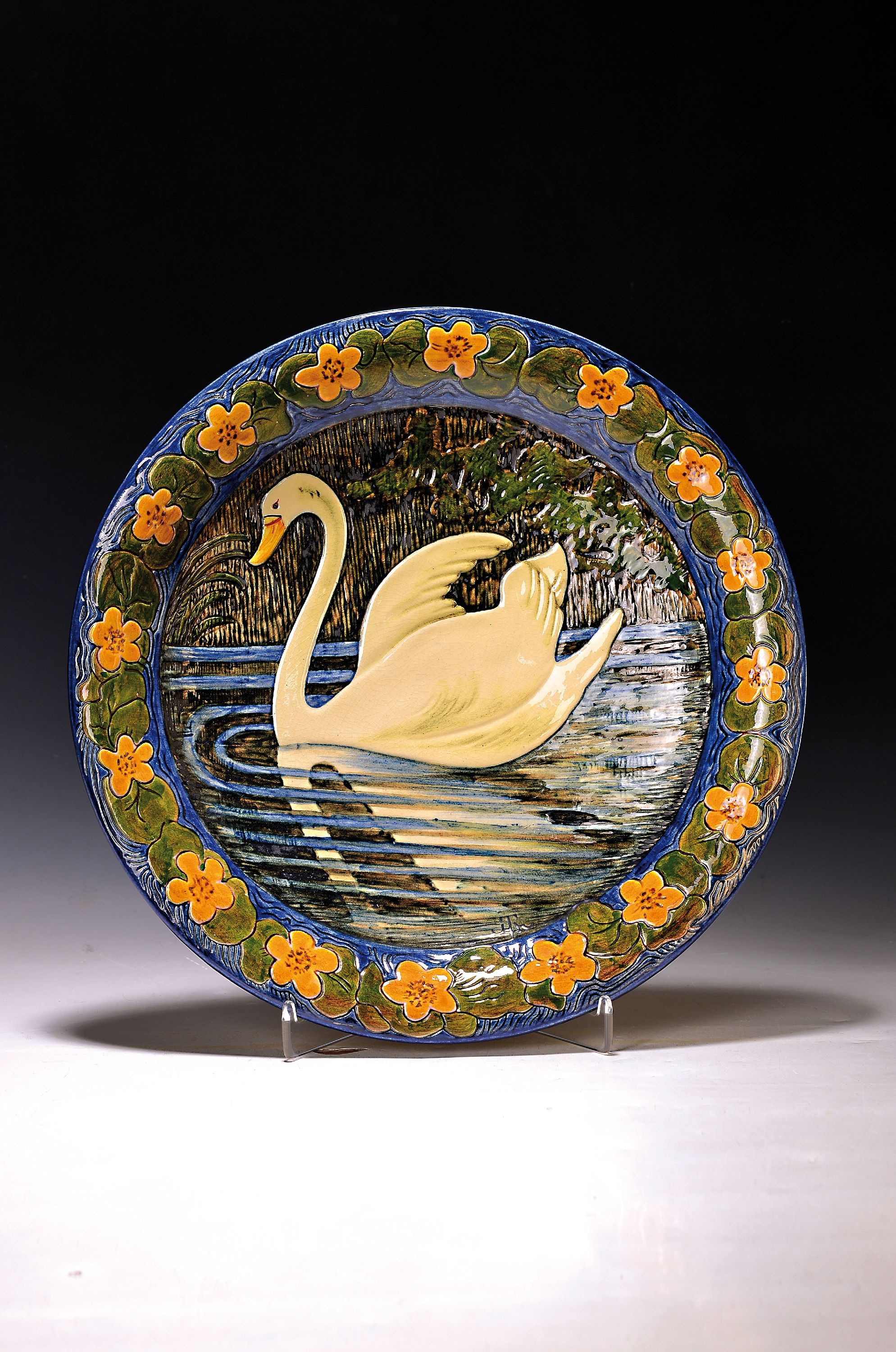 Schwanenteller von Hans Thoma, Karlsruher Majolika, 1902, reliefiert und bunt bemalt, signiert, dat., nicht die Neuauflage von 1978/1979, D. ca. 38cm